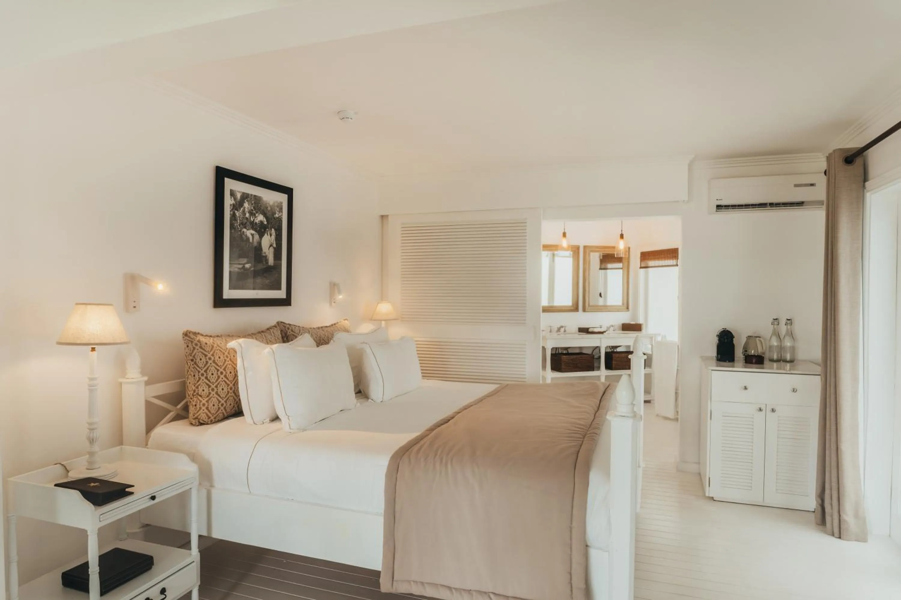 Bedroom, Bed in La Maison 20 Degrés Sud - Relais & Châteaux