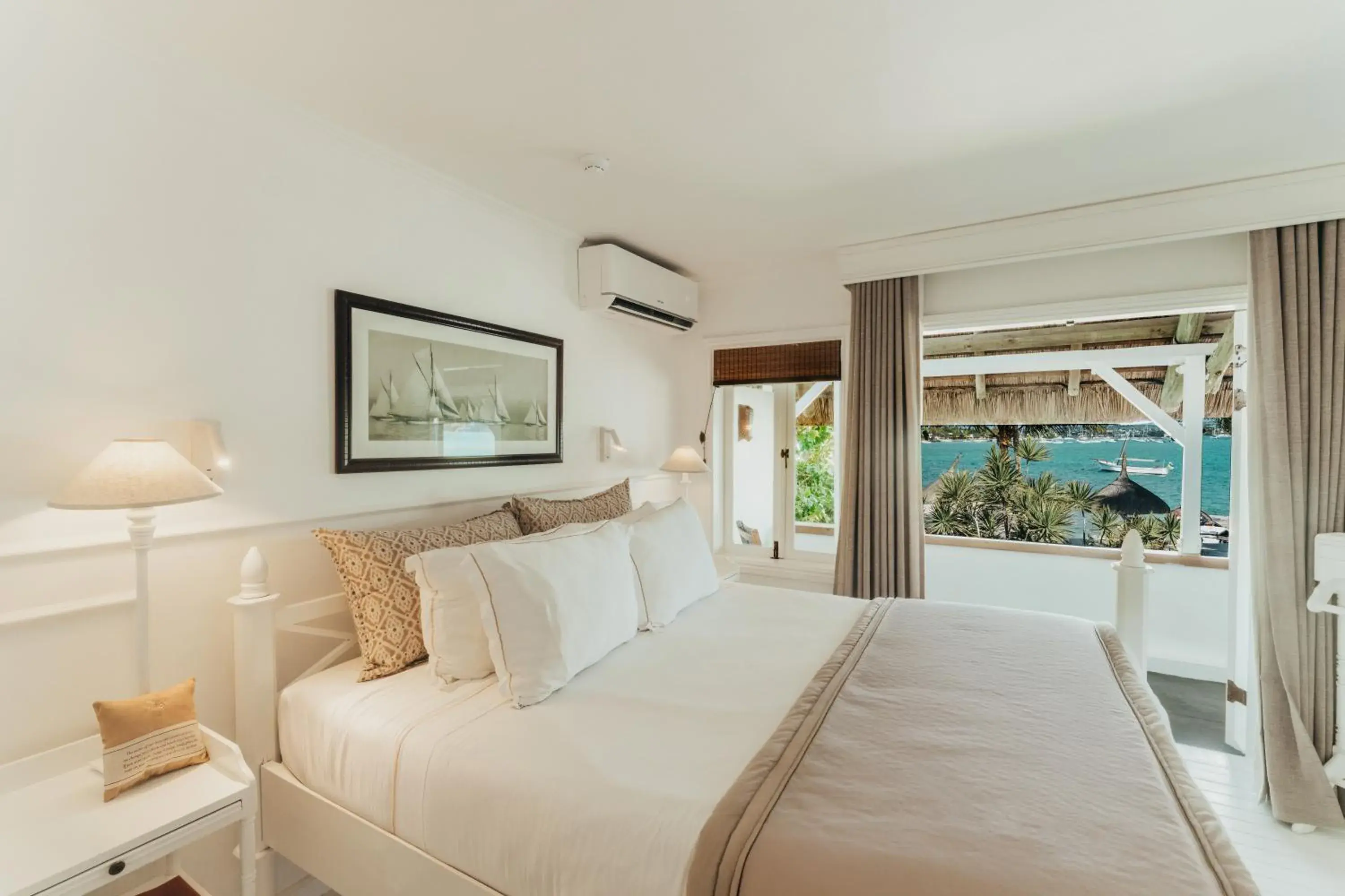 Bedroom, Bed in La Maison 20 Degrés Sud - Relais & Châteaux Bedroom, Bed in La Maison 20 Degrés Sud - Relais & Châteaux