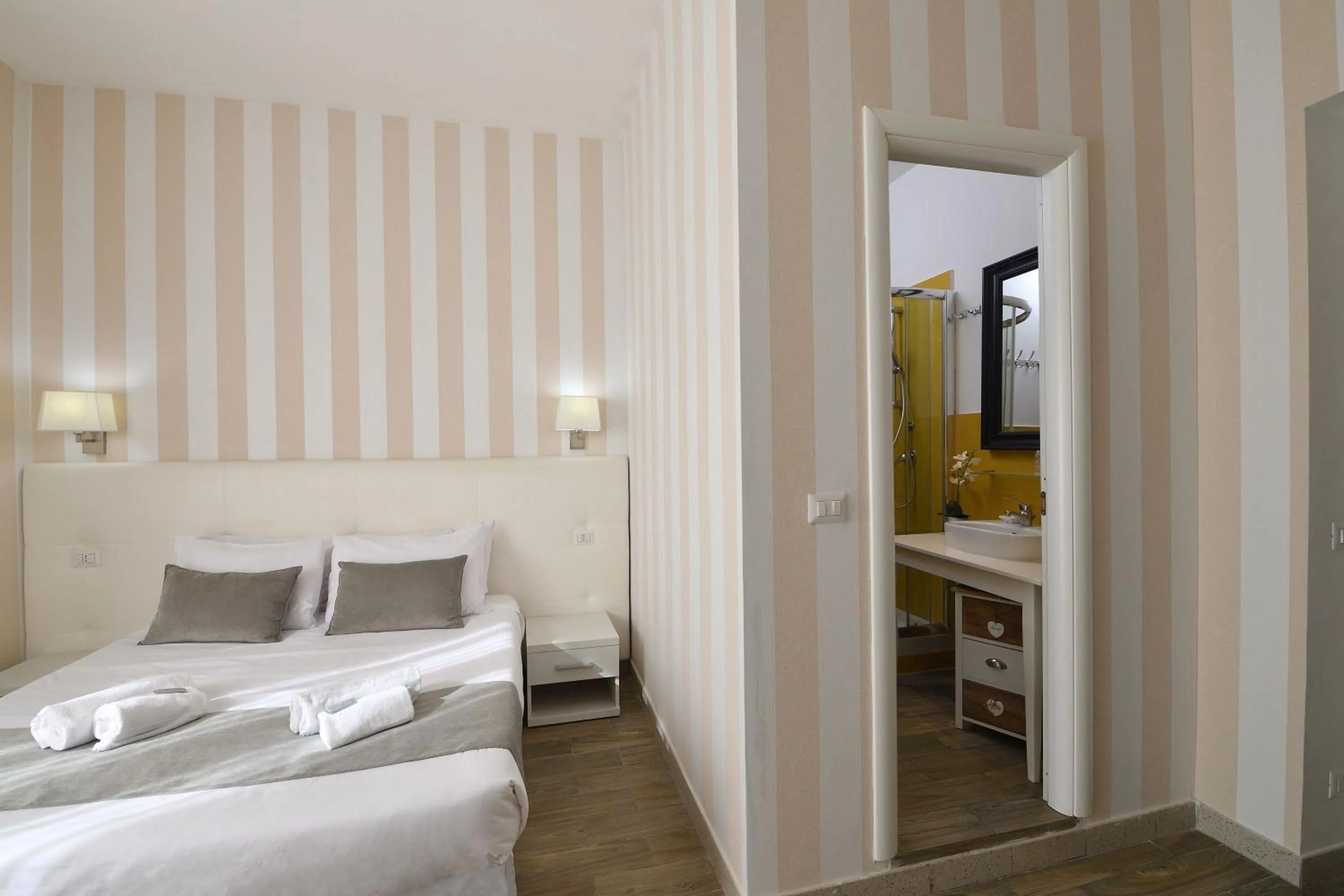 Bedroom, Bed in Rome Vatican Inn