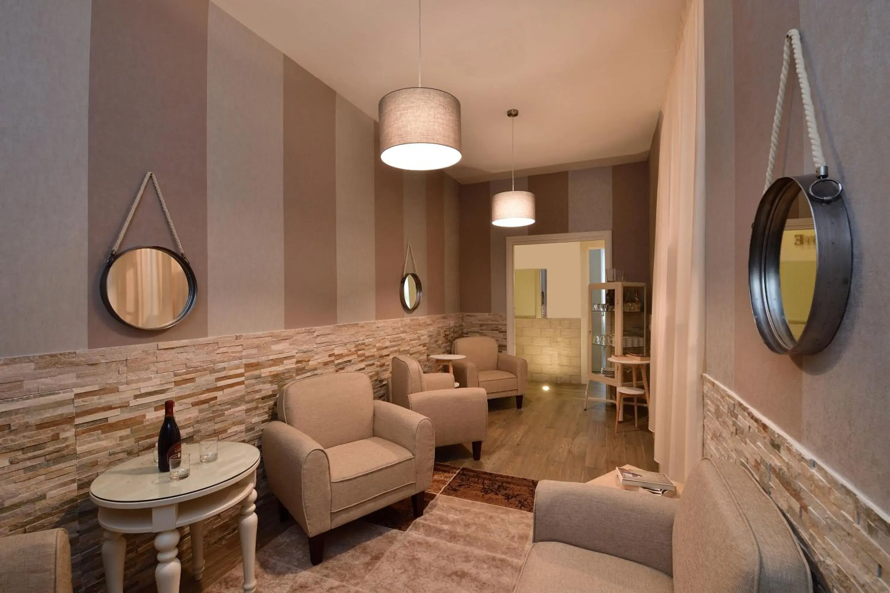 Communal lounge/ TV room in Rome Vatican Inn Communal lounge/ TV room in Rome Vatican Inn