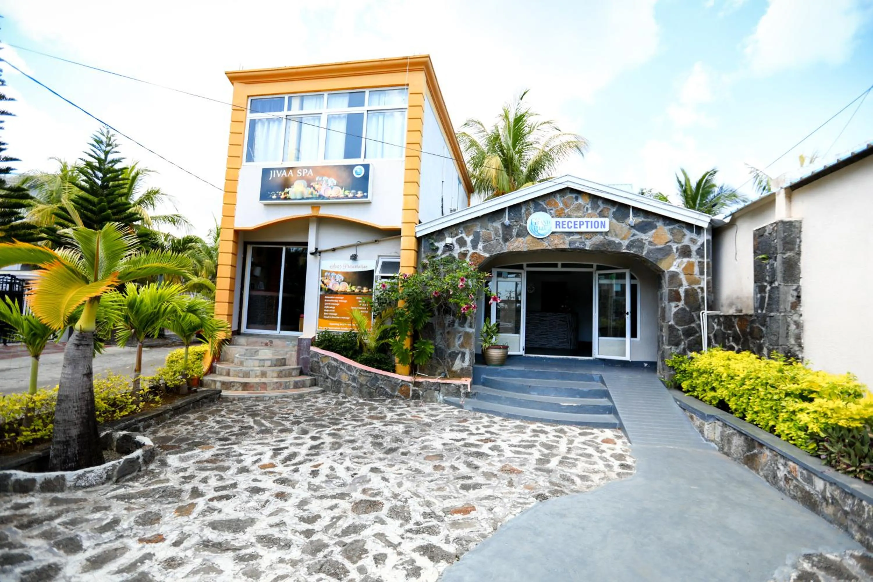 Facade/entrance in Le Grand Bleu Hotel