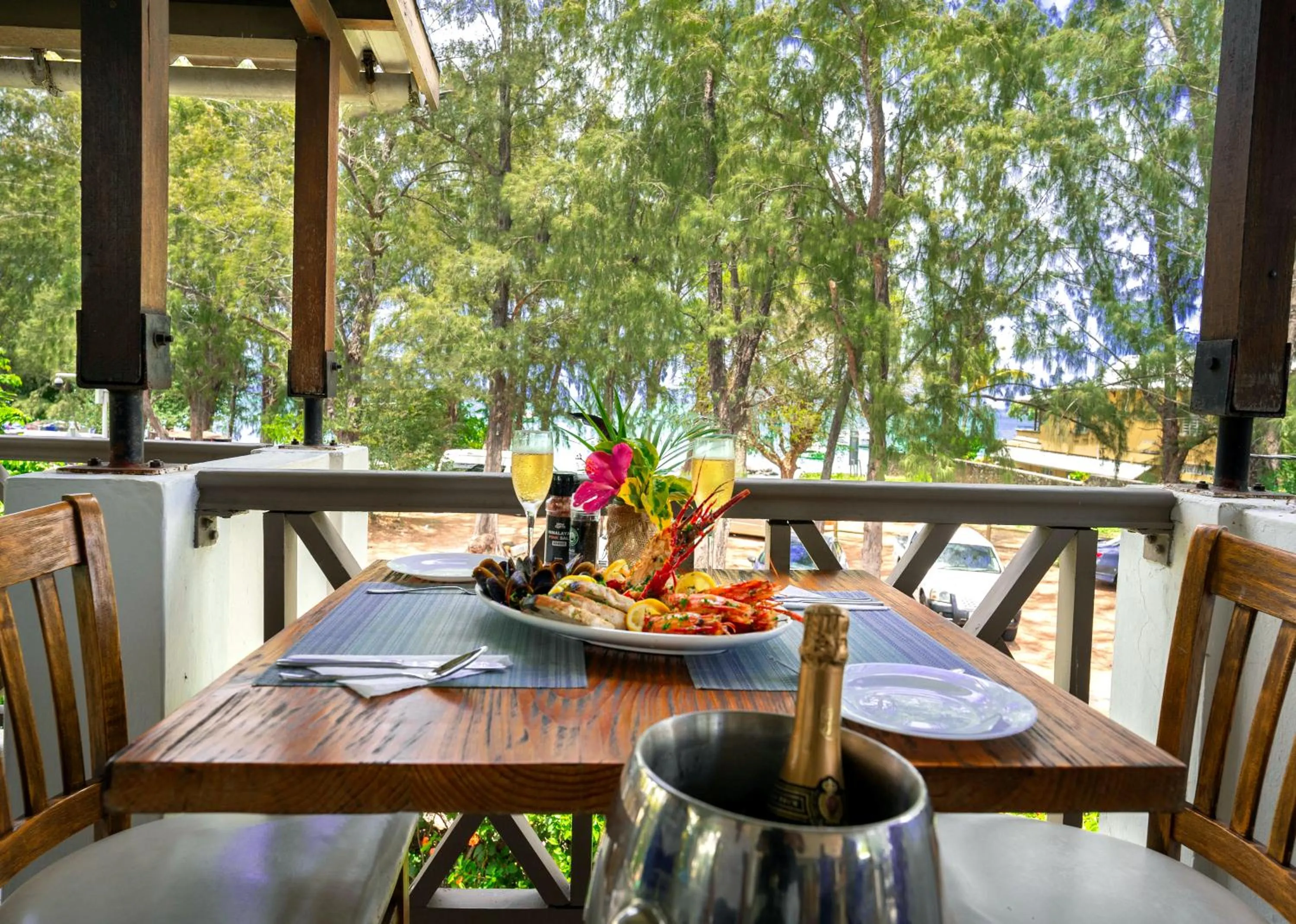 Restaurant/places to eat in Le Grand Bleu Hotel