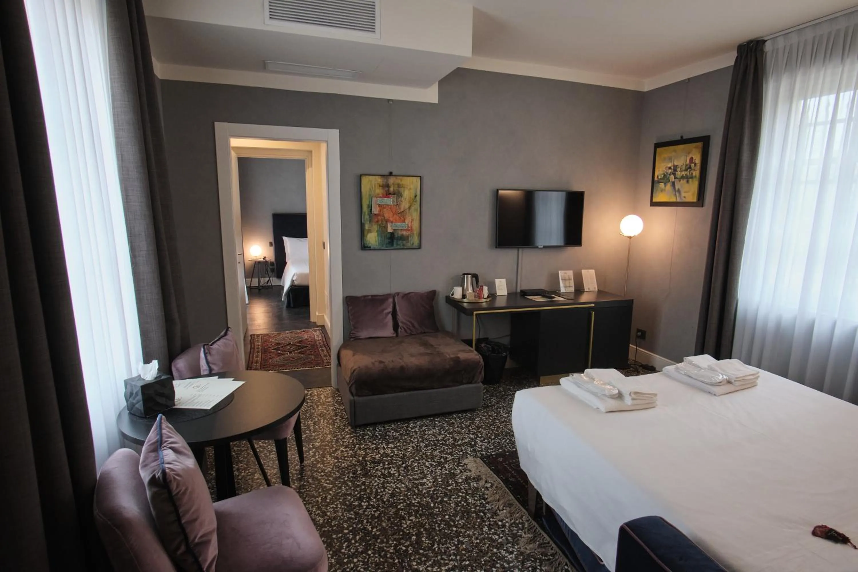 Living room, Bed in Capriccio Art Hotel