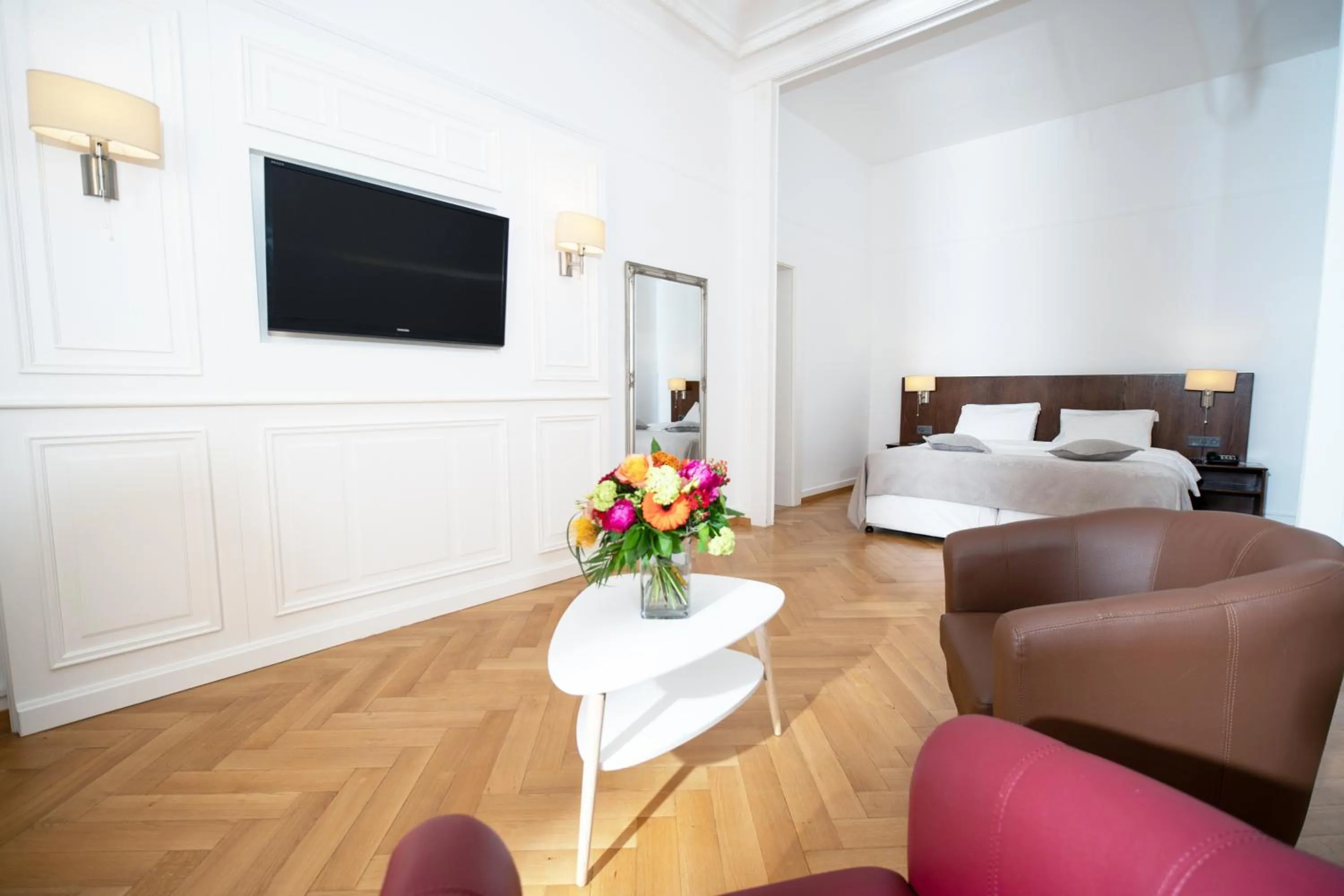 Photo of the whole room, Bed in J5 Hotels Helvetie & La Brasserie