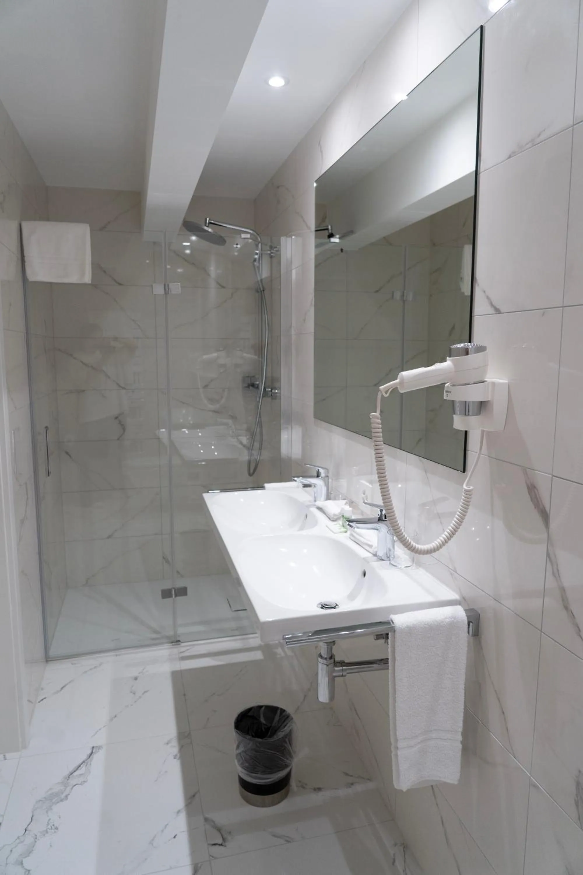 Bathroom in J5 Hotels Helvetie & La Brasserie