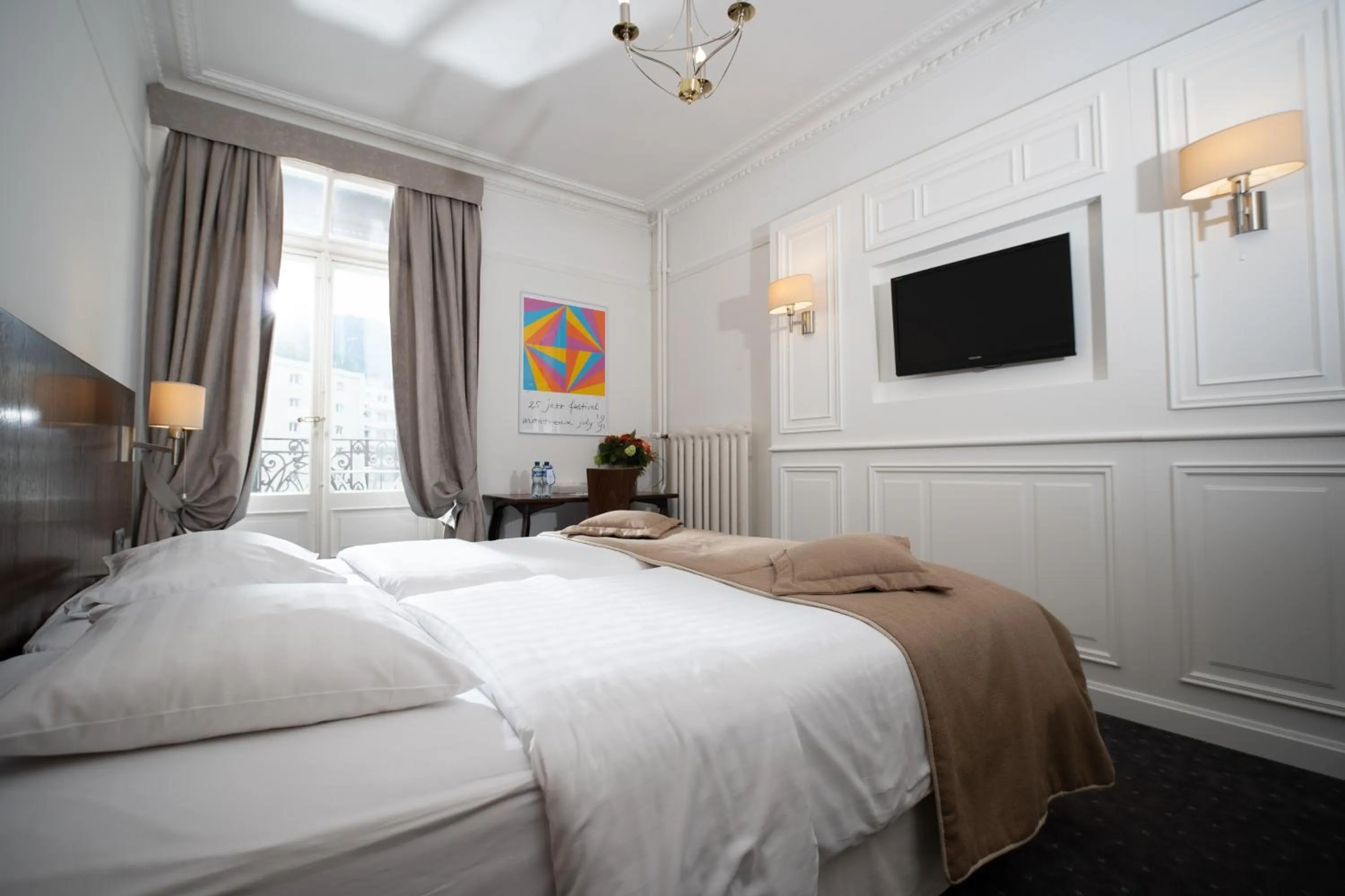 Photo of the whole room, Bed in J5 Hotels Helvetie & La Brasserie