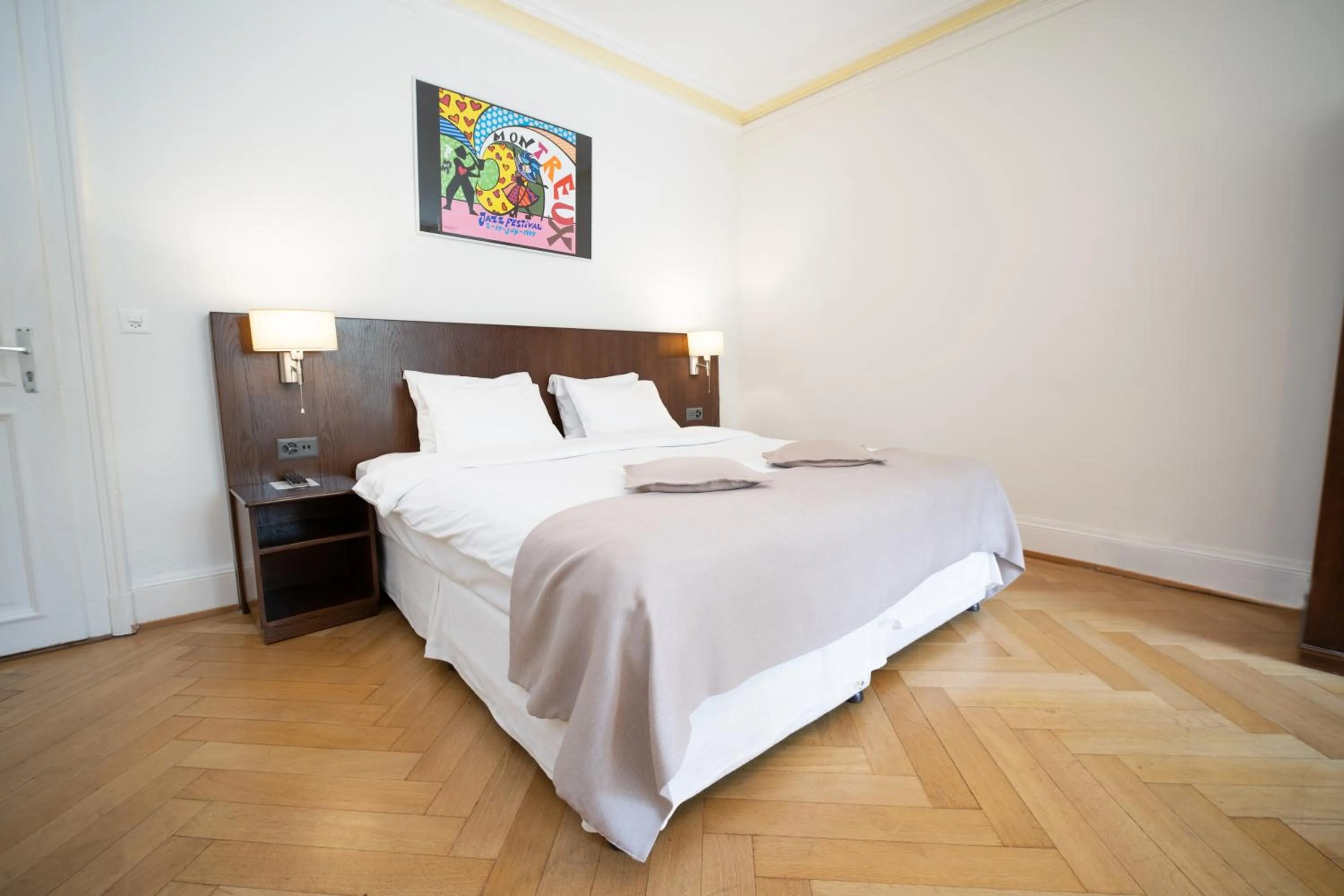 Photo of the whole room, Bed in J5 Hotels Helvetie & La Brasserie