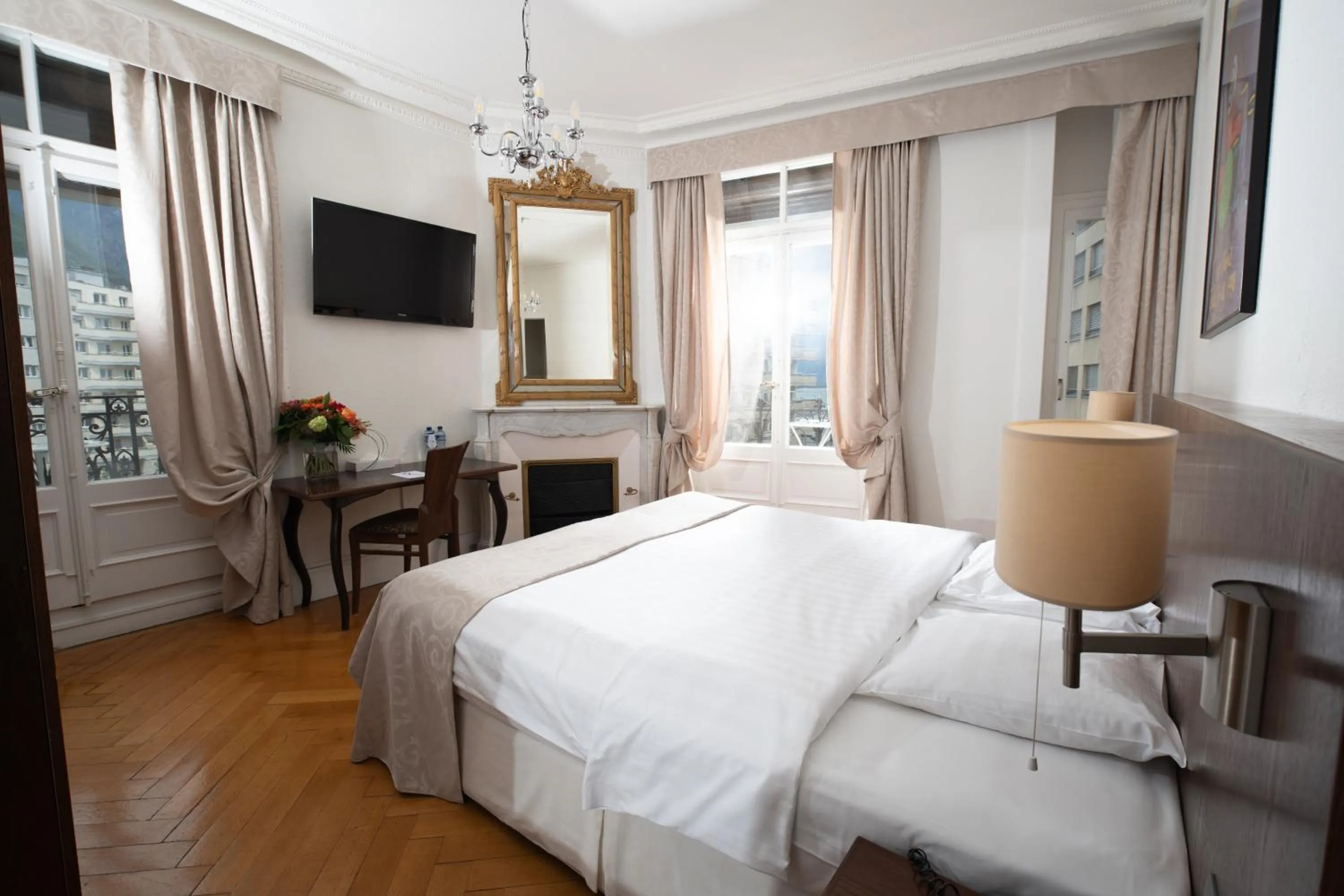 Bed in J5 Hotels Helvetie & La Brasserie