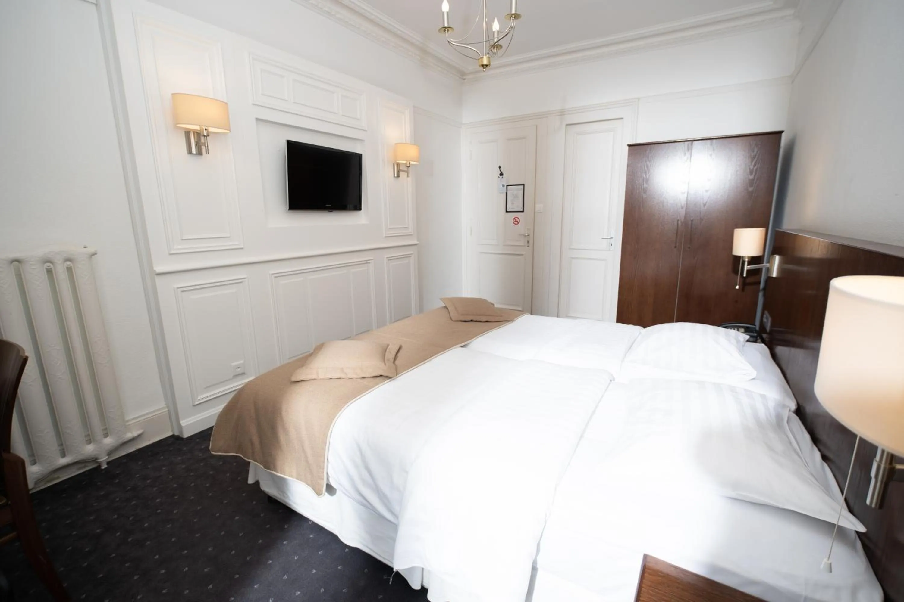 Photo of the whole room, Bed in J5 Hotels Helvetie & La Brasserie