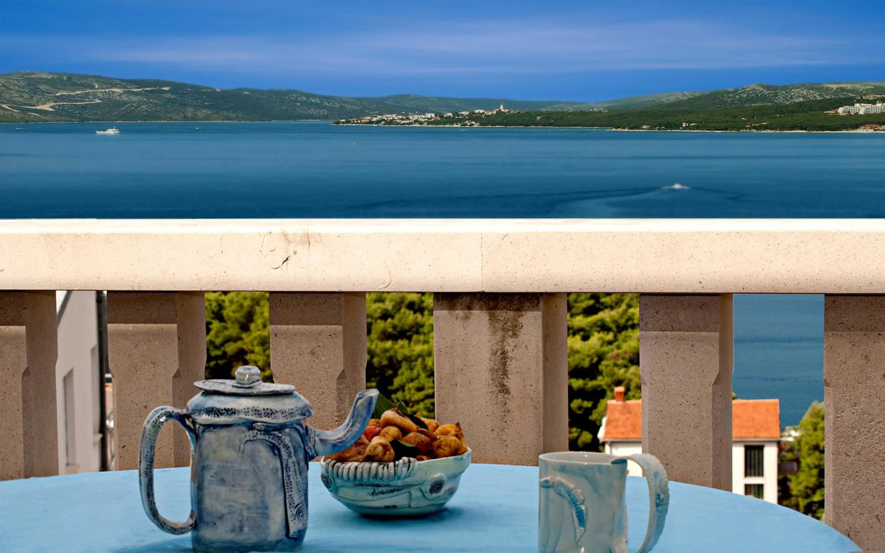 Beautiful apartment for two persons with sea view in Trogir near the beach