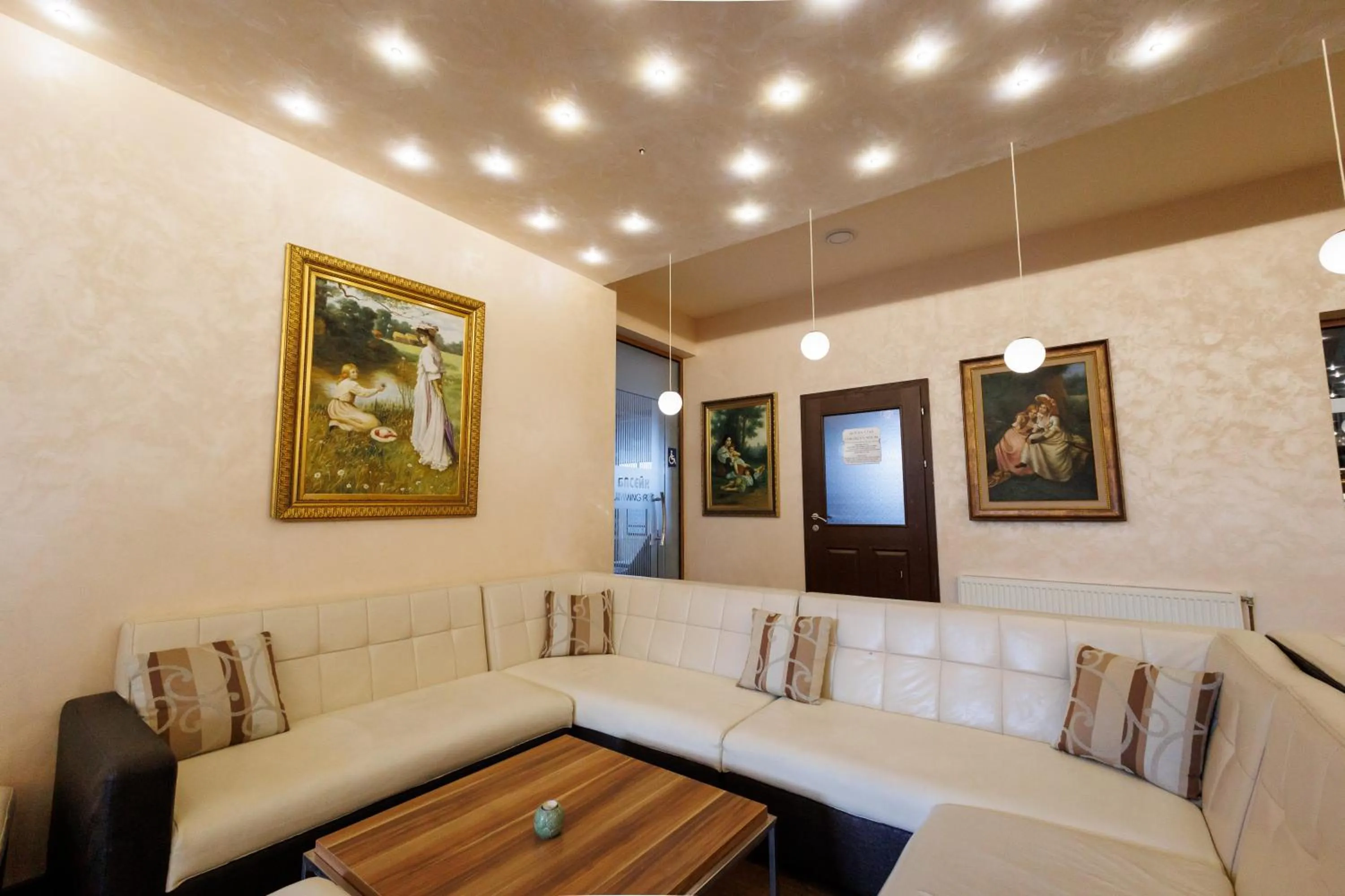 Communal lounge/ TV room in Smartr Green Wood Hotel & Spa