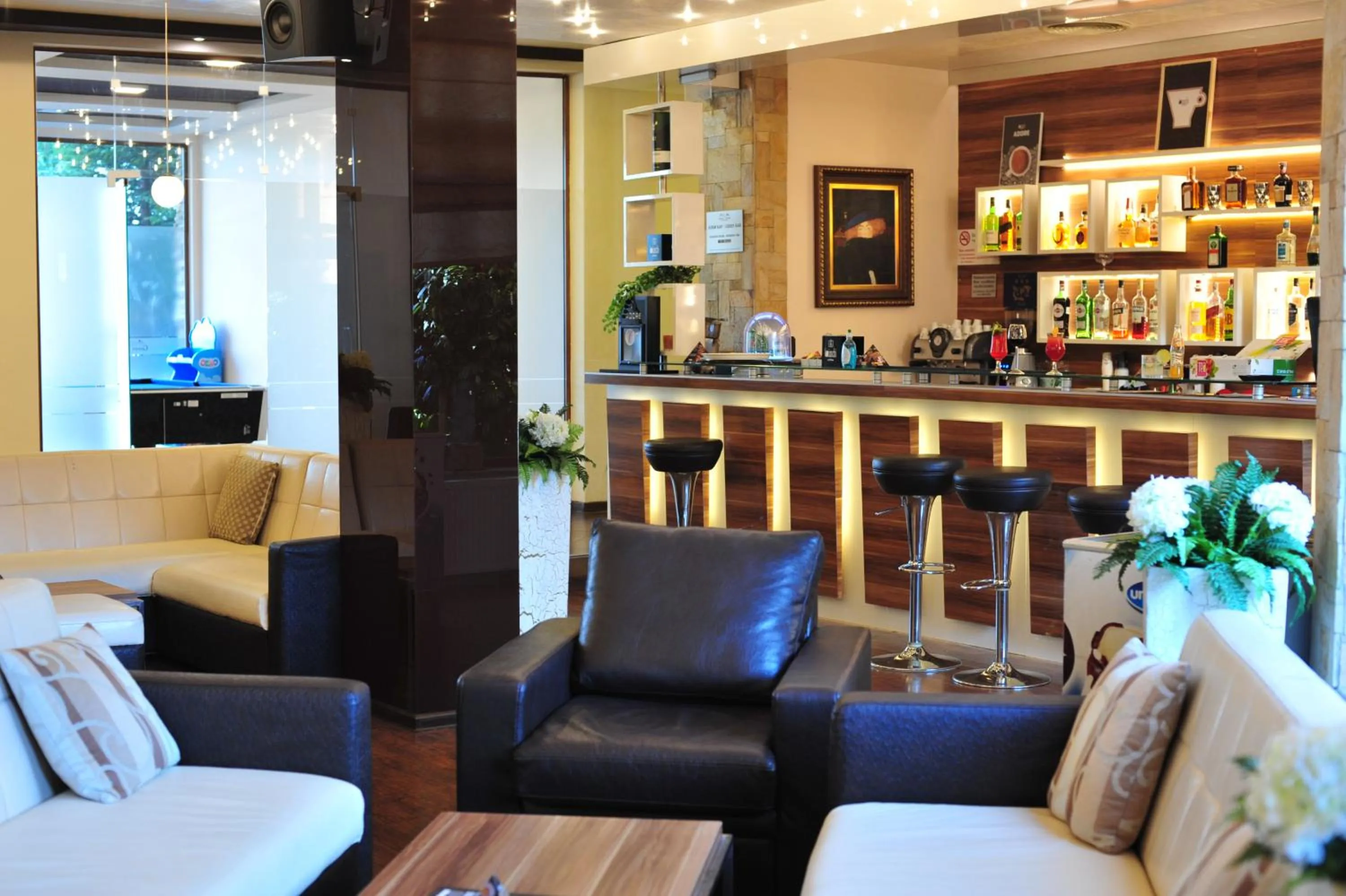 Communal lounge/ TV room in Smartr Green Wood Hotel & Spa