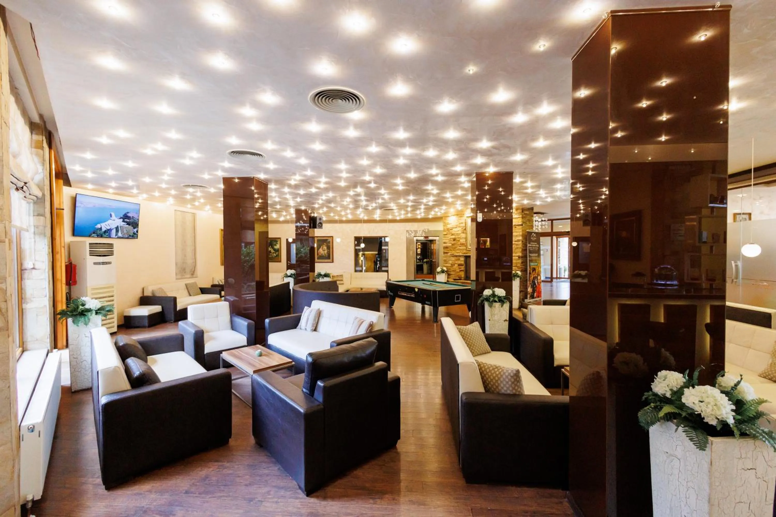 Communal lounge/ TV room in Smartr Green Wood Hotel & Spa