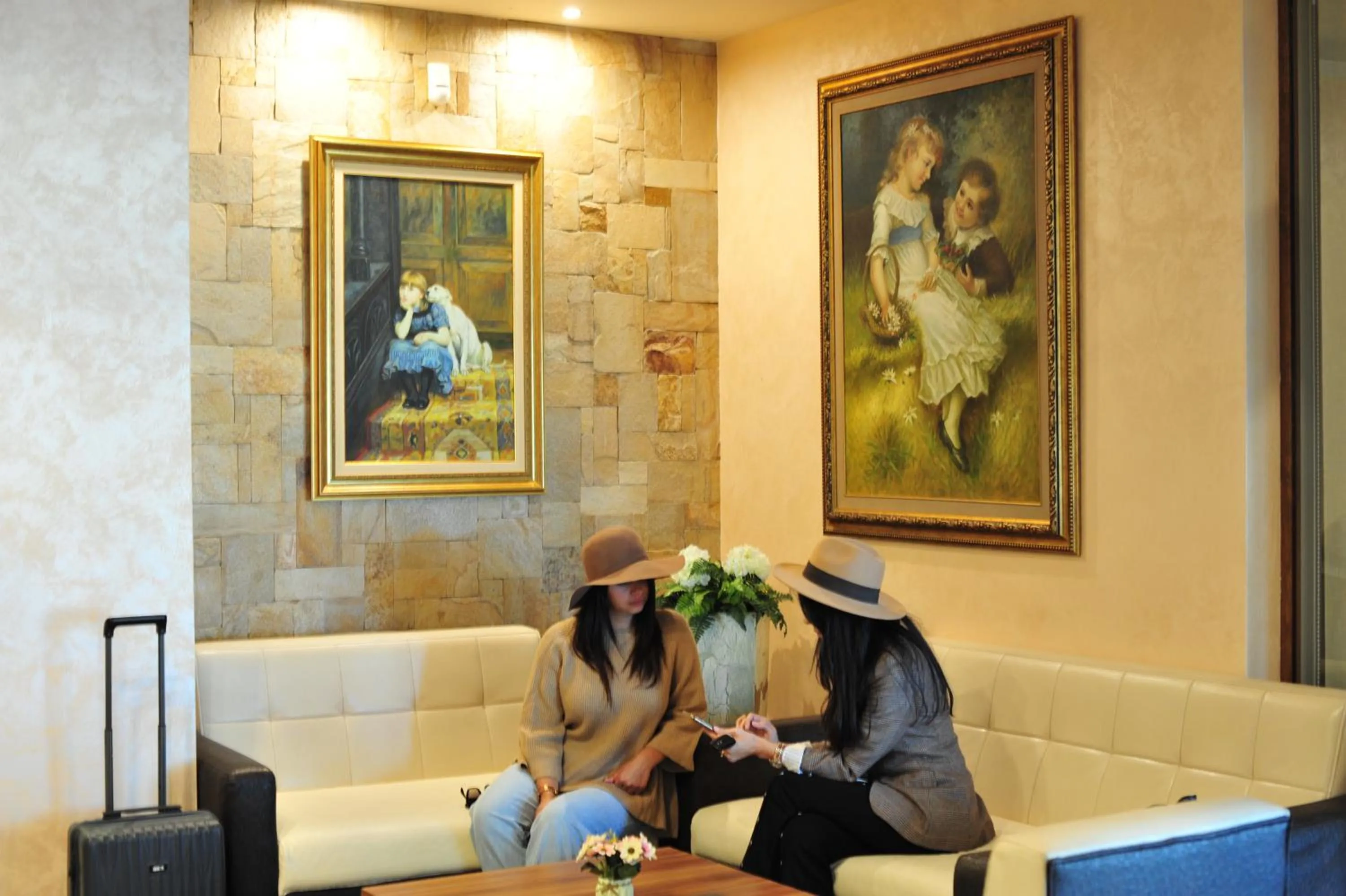 Communal lounge/ TV room in Smartr Green Wood Hotel & Spa