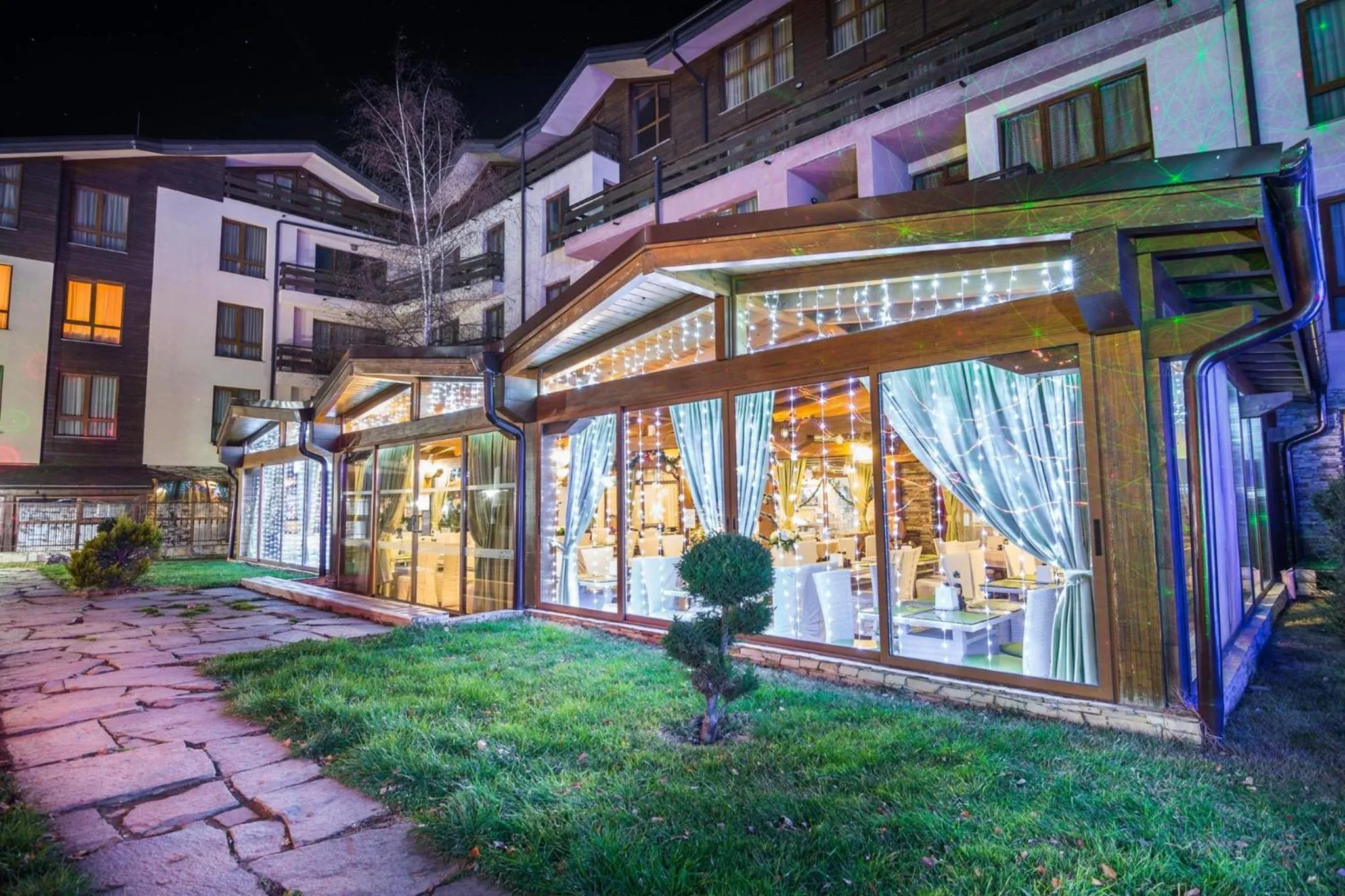 Restaurant/places to eat in Smartr Green Wood Hotel & Spa