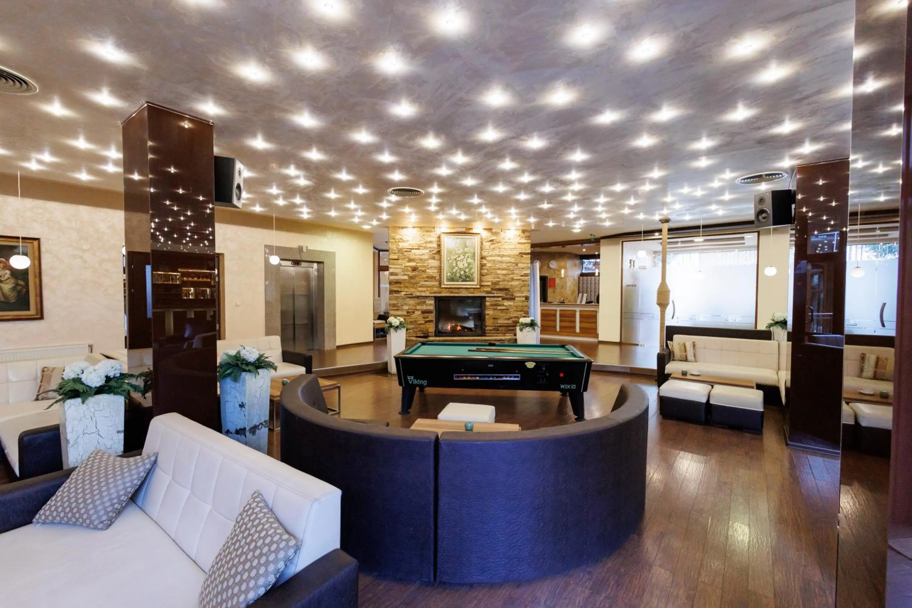 Communal lounge/ TV room in Smartr Green Wood Hotel & Spa