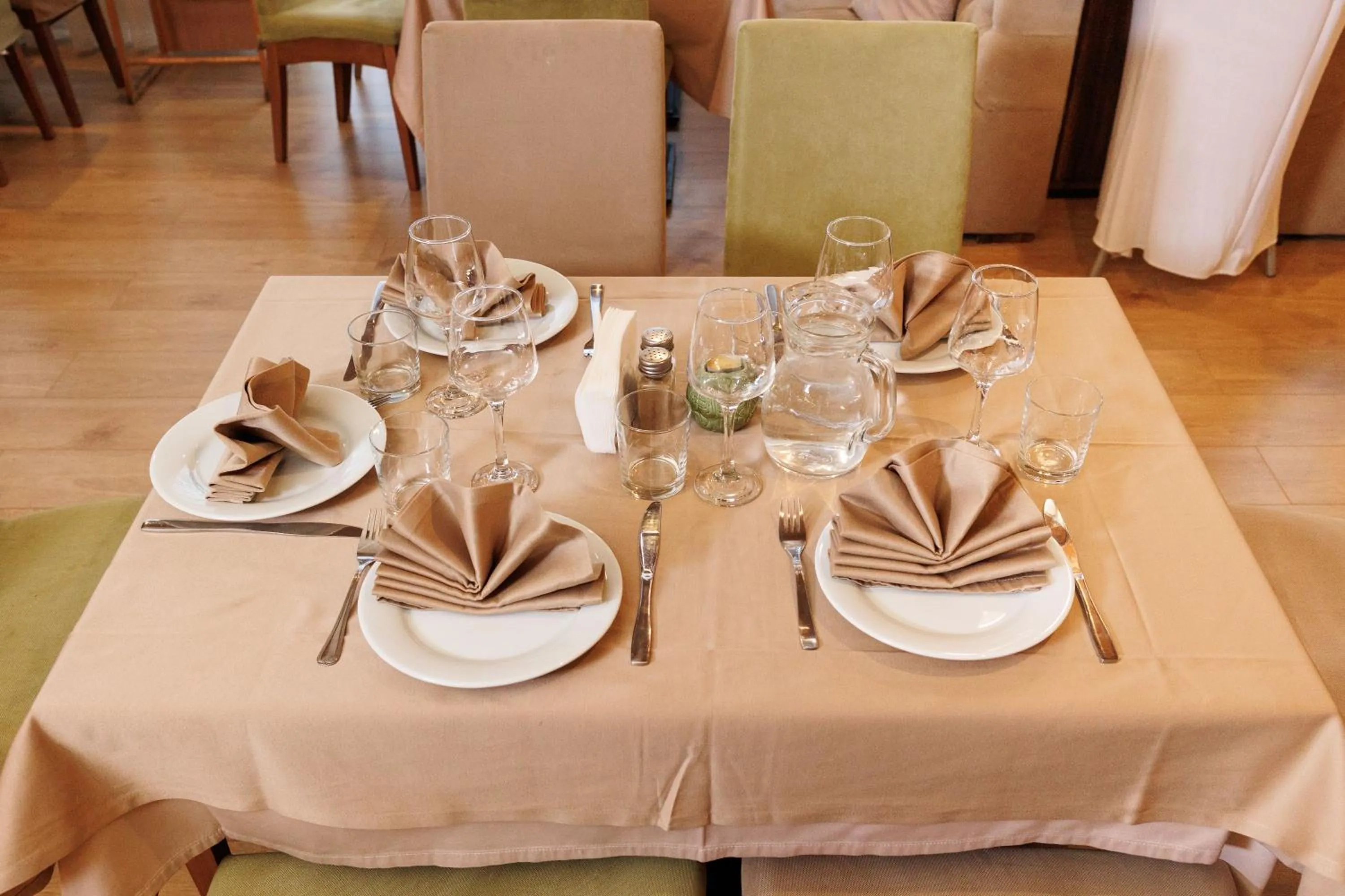 Restaurant/places to eat in Smartr Green Wood Hotel & Spa