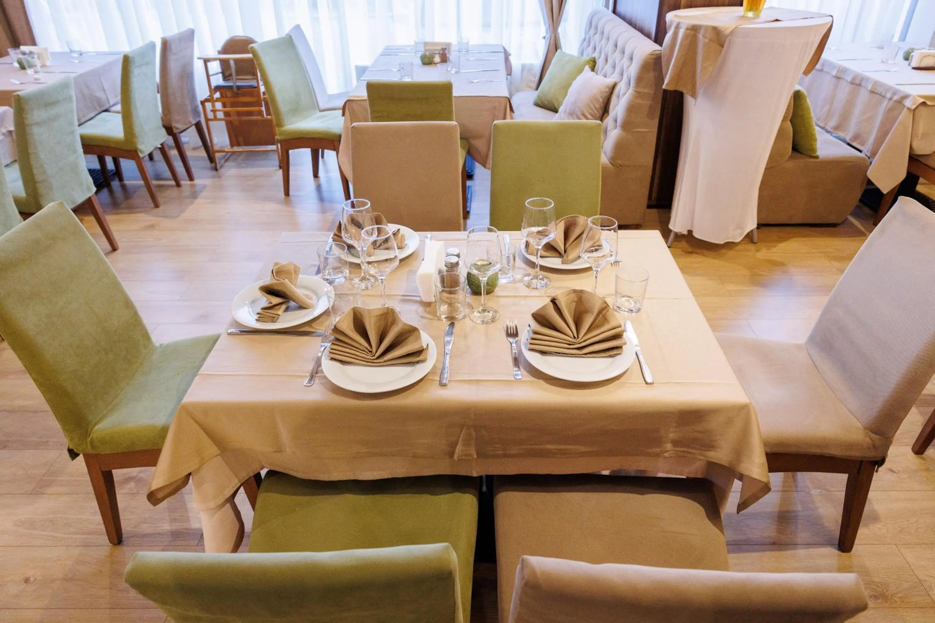 Restaurant/places to eat in Smartr Green Wood Hotel & Spa