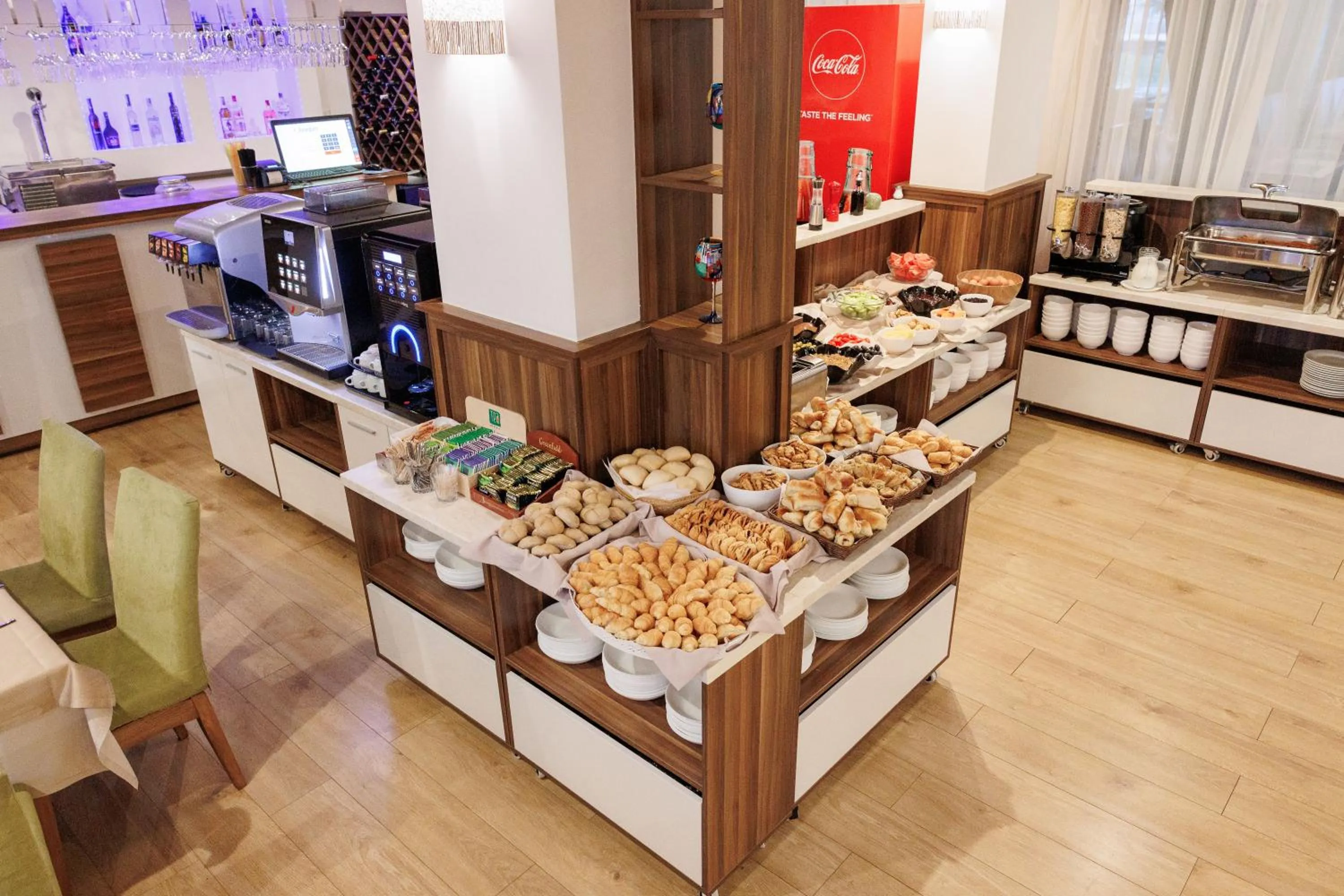 Restaurant/places to eat in Smartr Green Wood Hotel & Spa