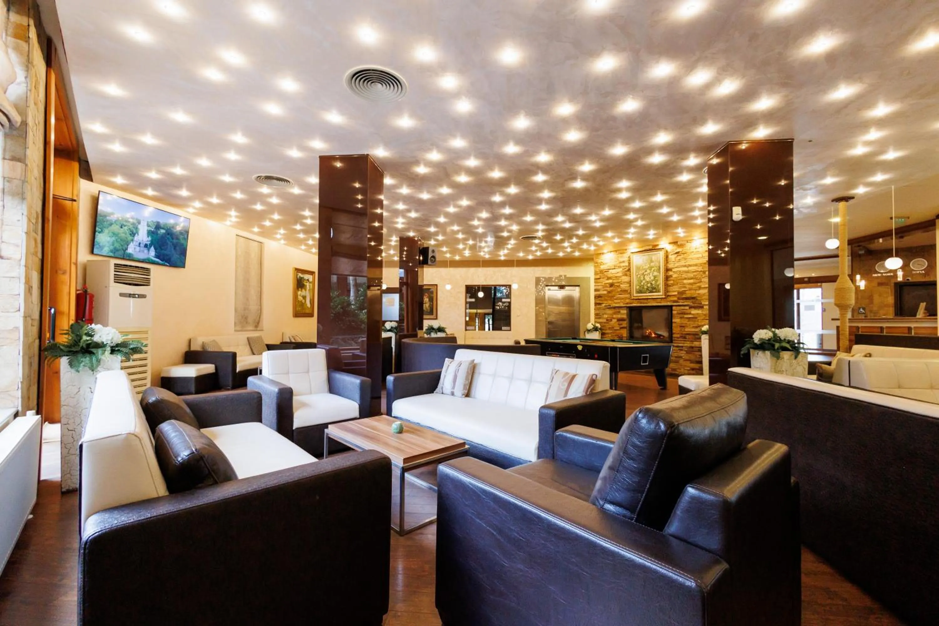 Communal lounge/ TV room in Smartr Green Wood Hotel & Spa