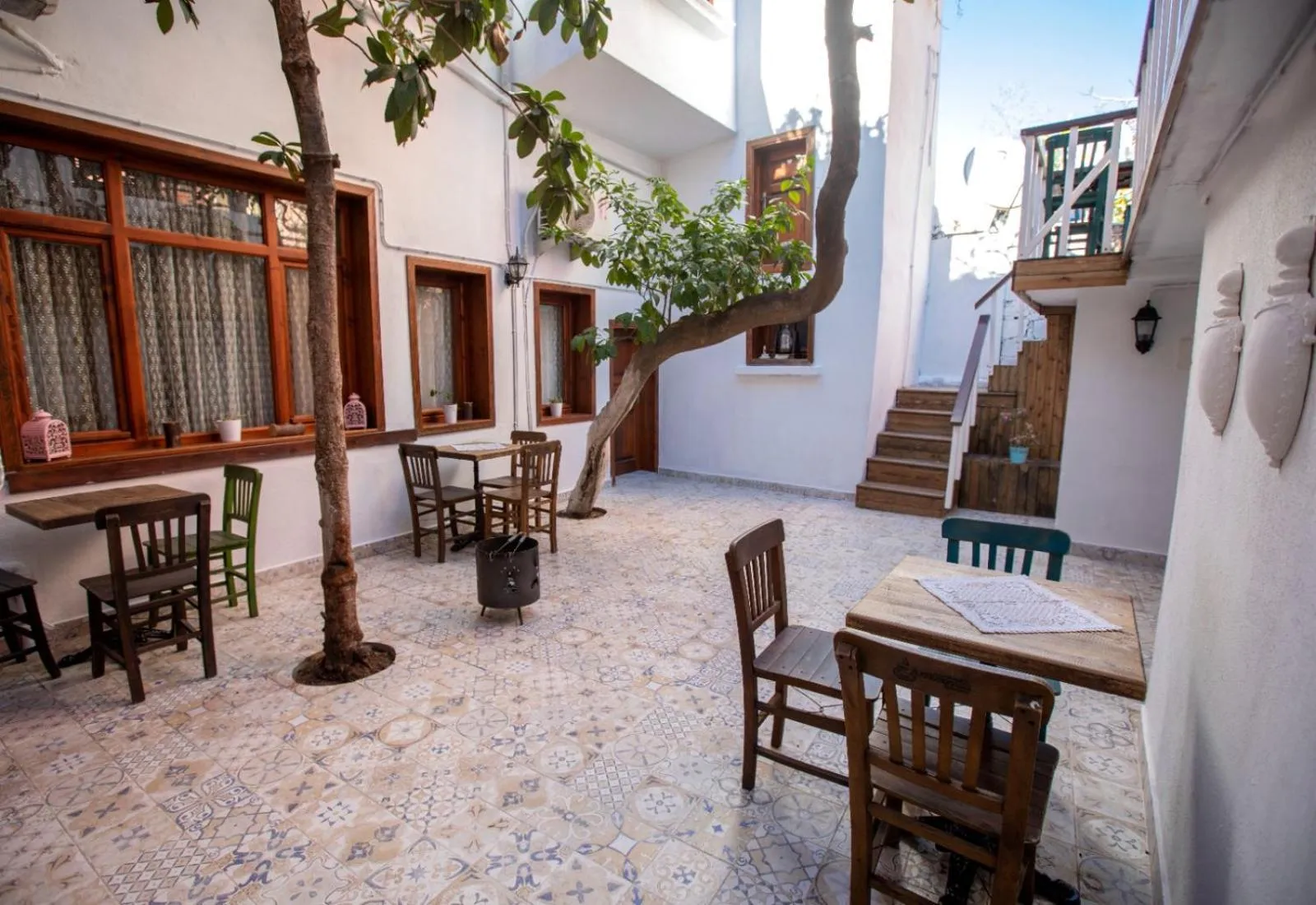 Restaurant/places to eat in Lily Town Hotel