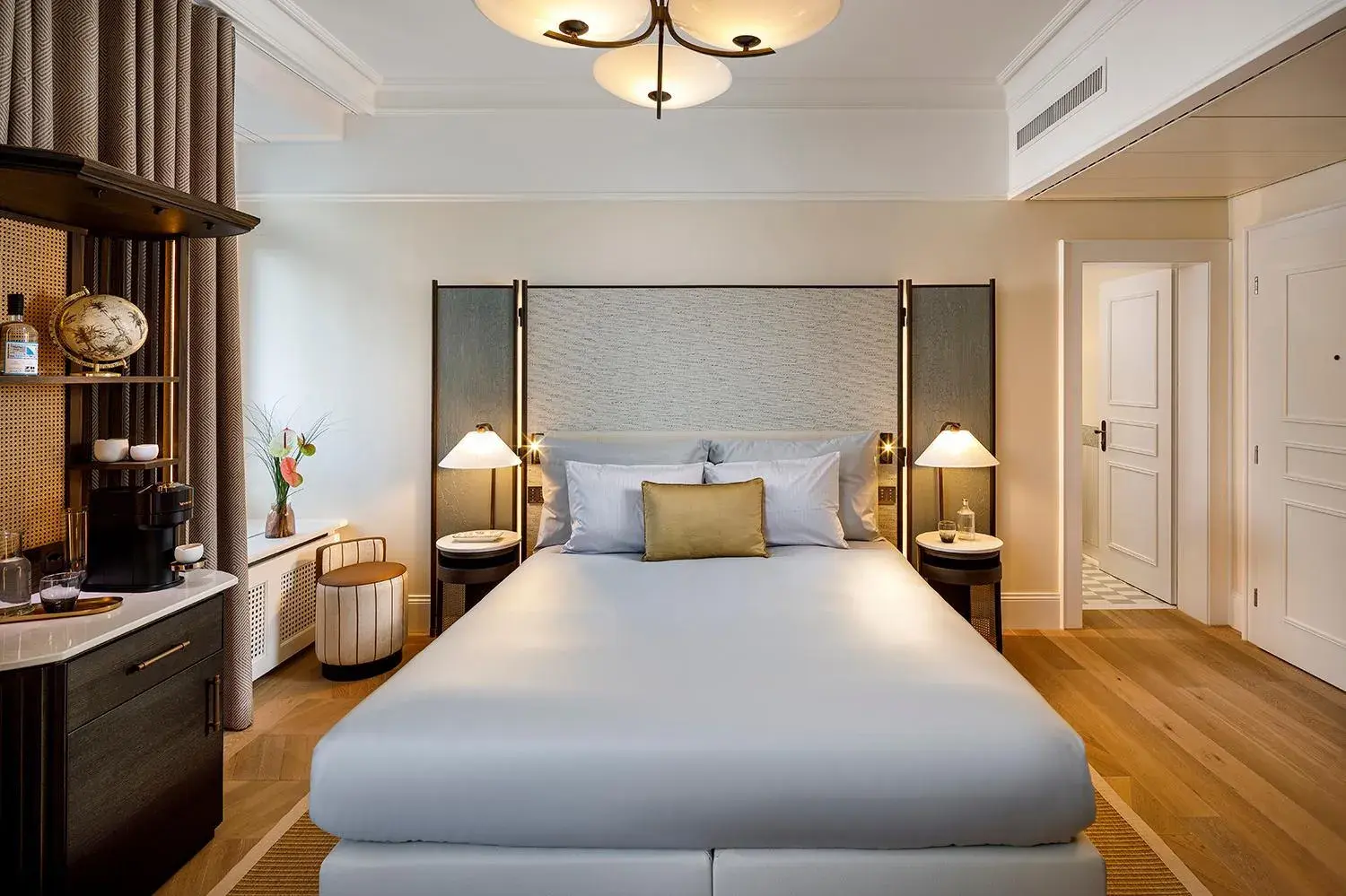Photo of the whole room, Bed in Small Luxury Hotel Ambassador Zurich Photo of the whole room, Bed in Small Luxury Hotel Ambassador Zurich