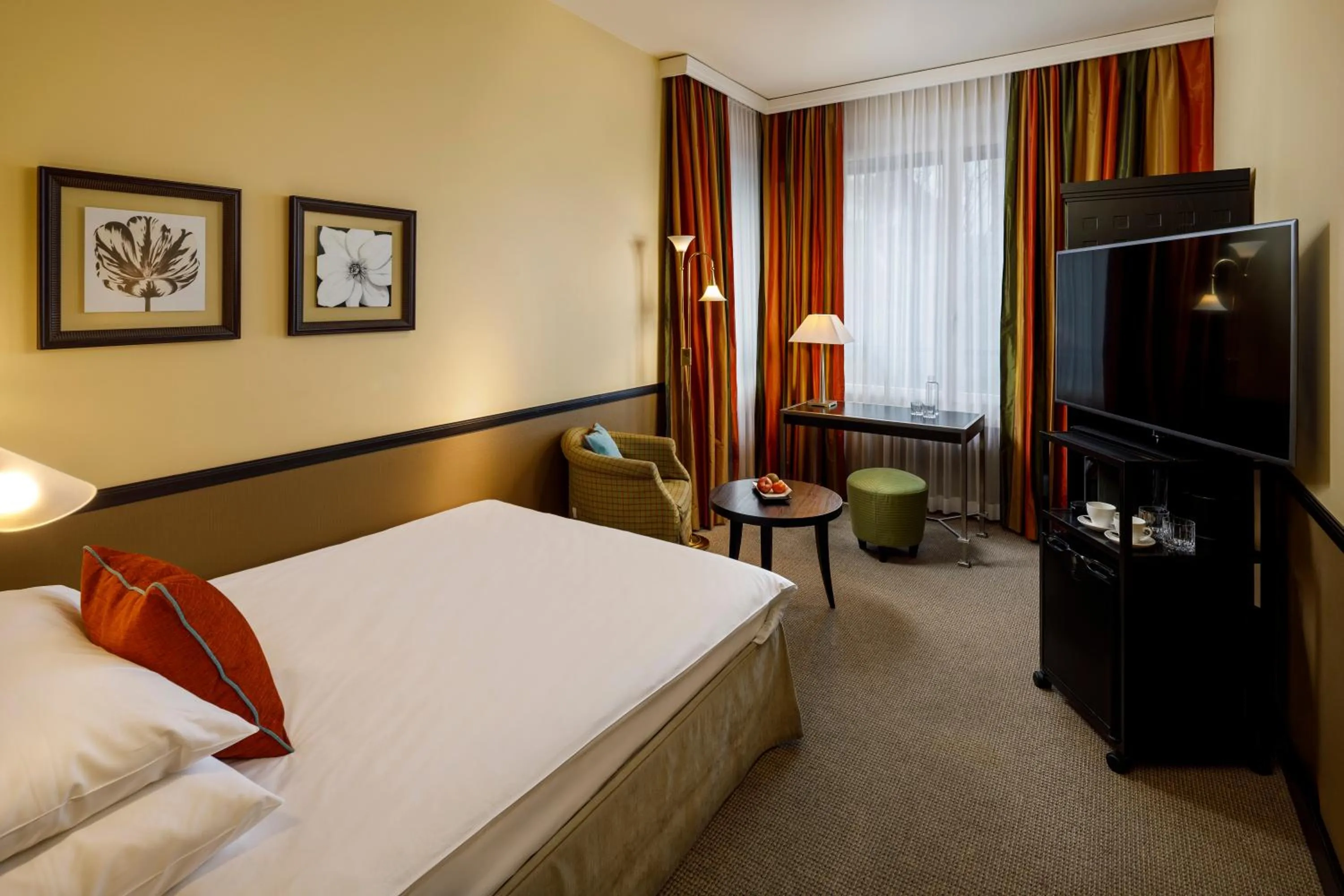 Bedroom, Bed in Opera Hotel Zürich