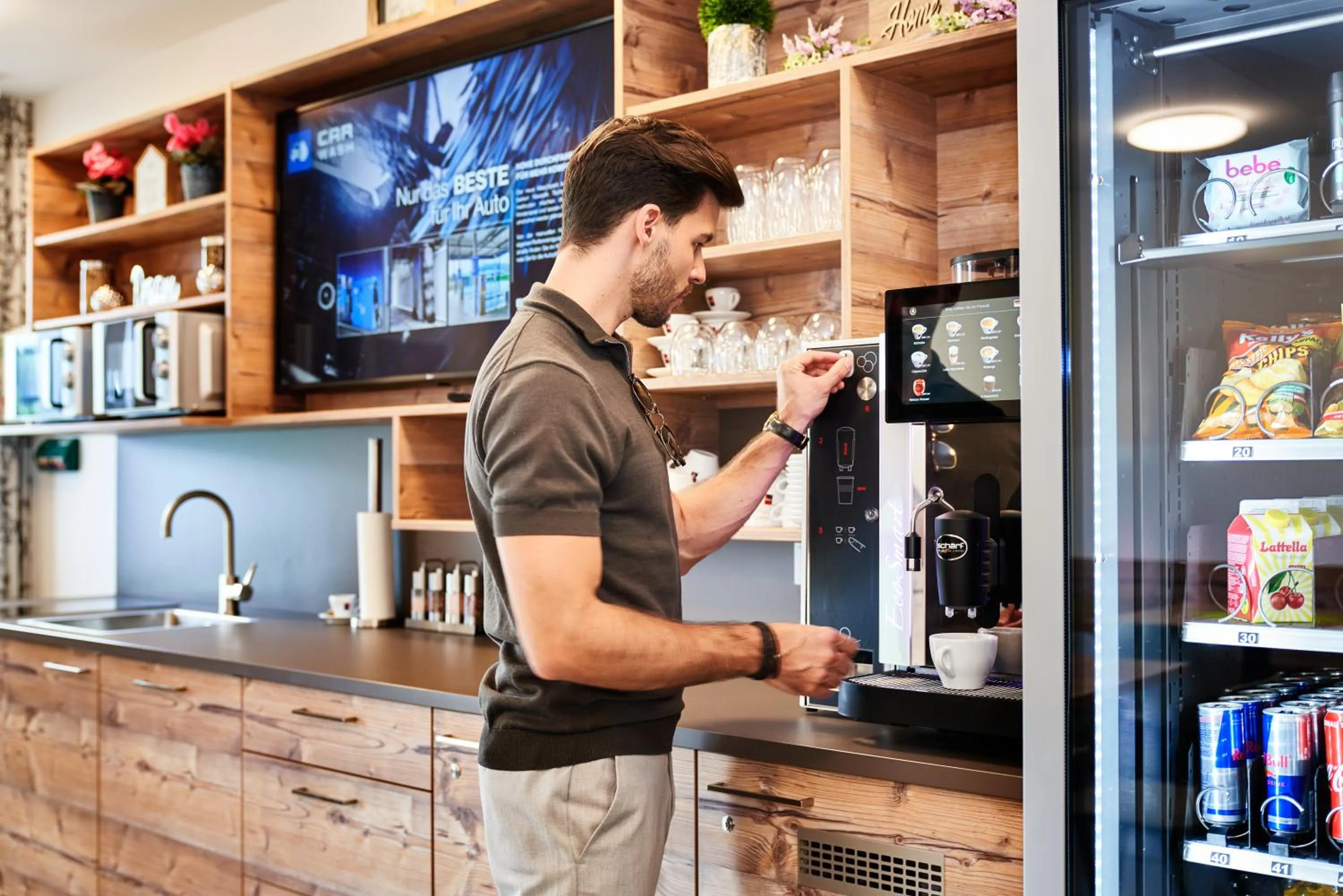 People in Huemer-Park Motel Vöcklatal