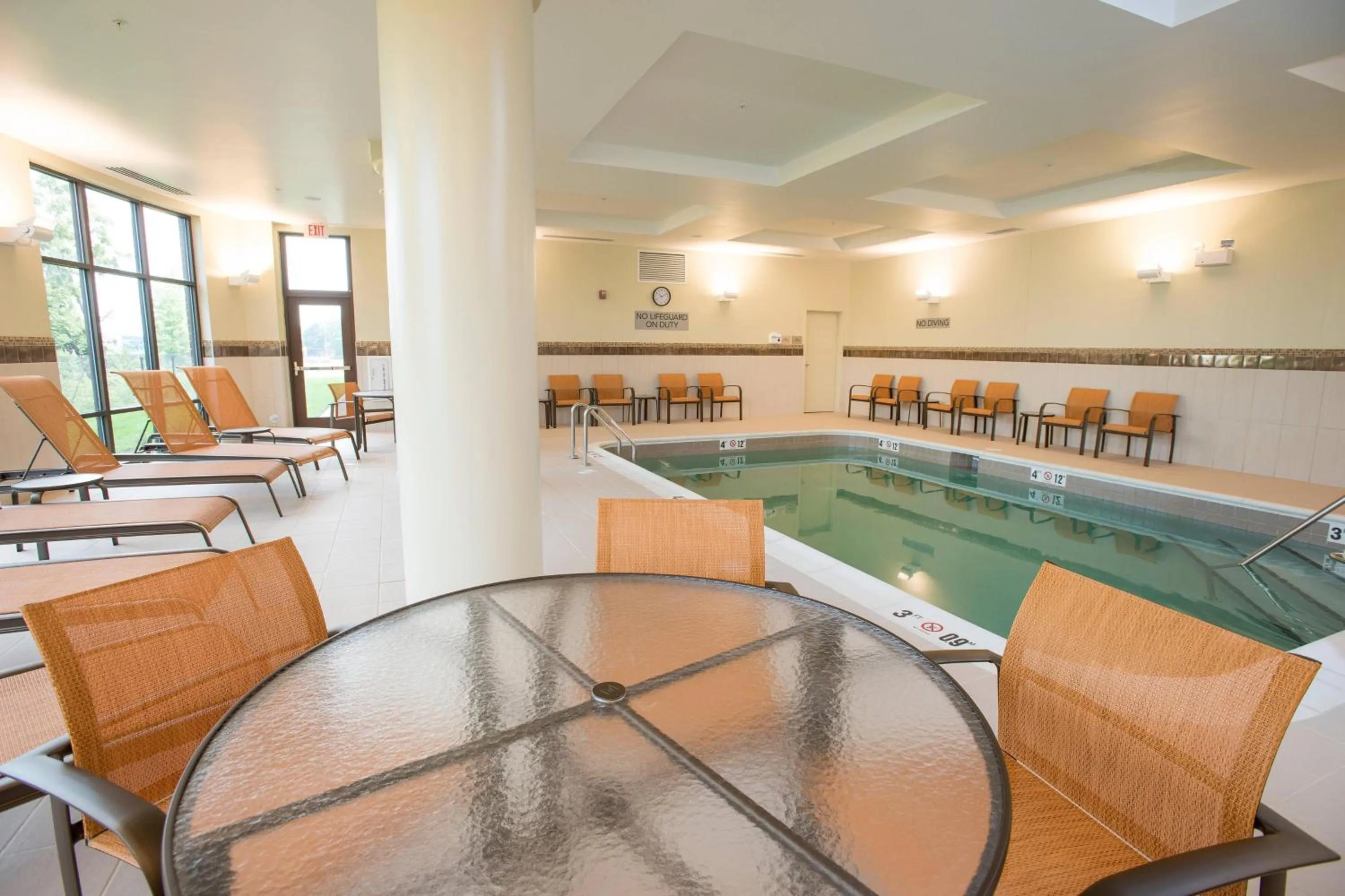 Swimming pool in Courtyard by Marriott Cincinnati Midtown/Rookwood