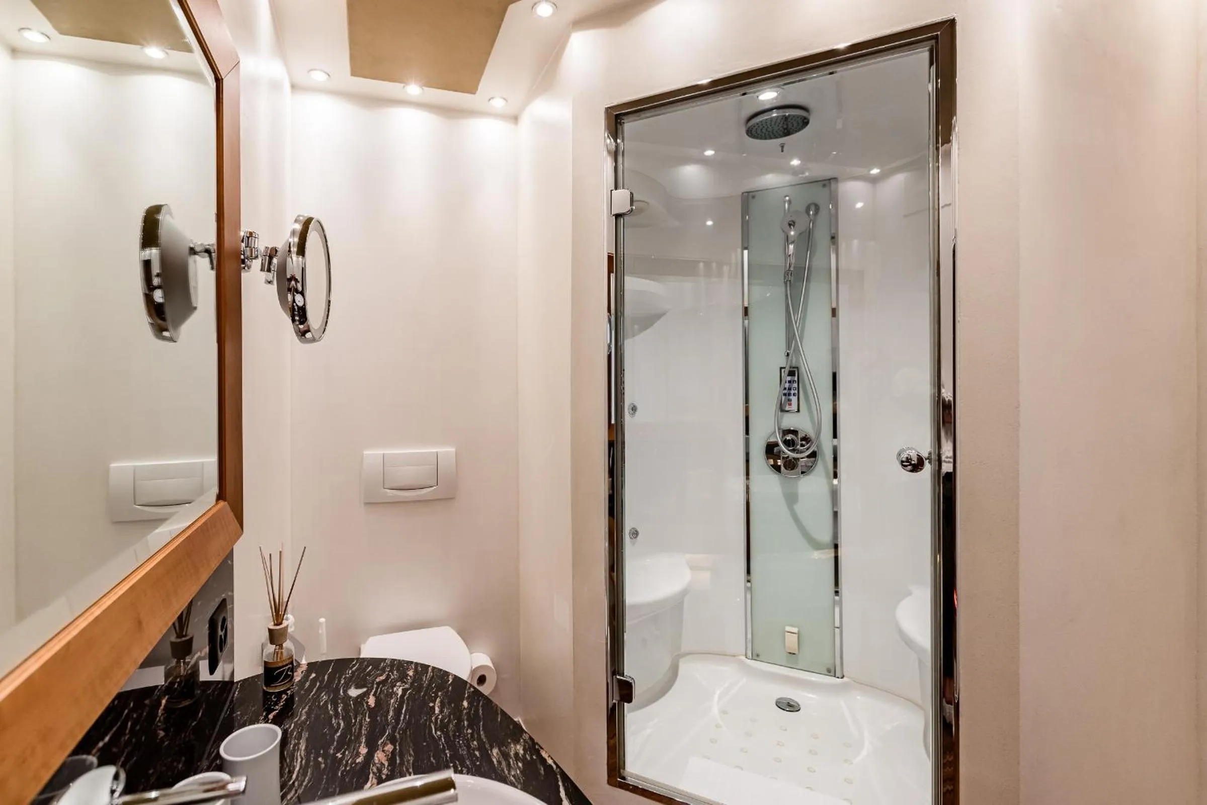 Shower in Hotel des Balances