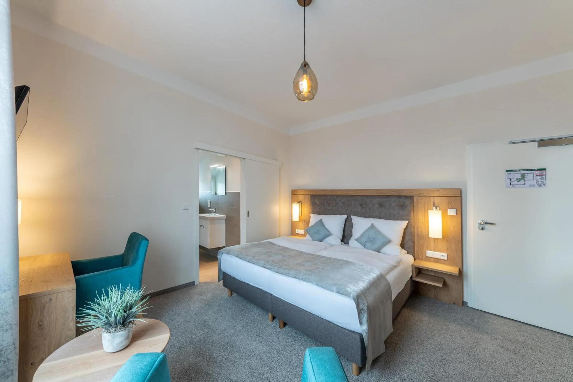 Photo of the whole room, Bed in 24/7 Selfcheckin