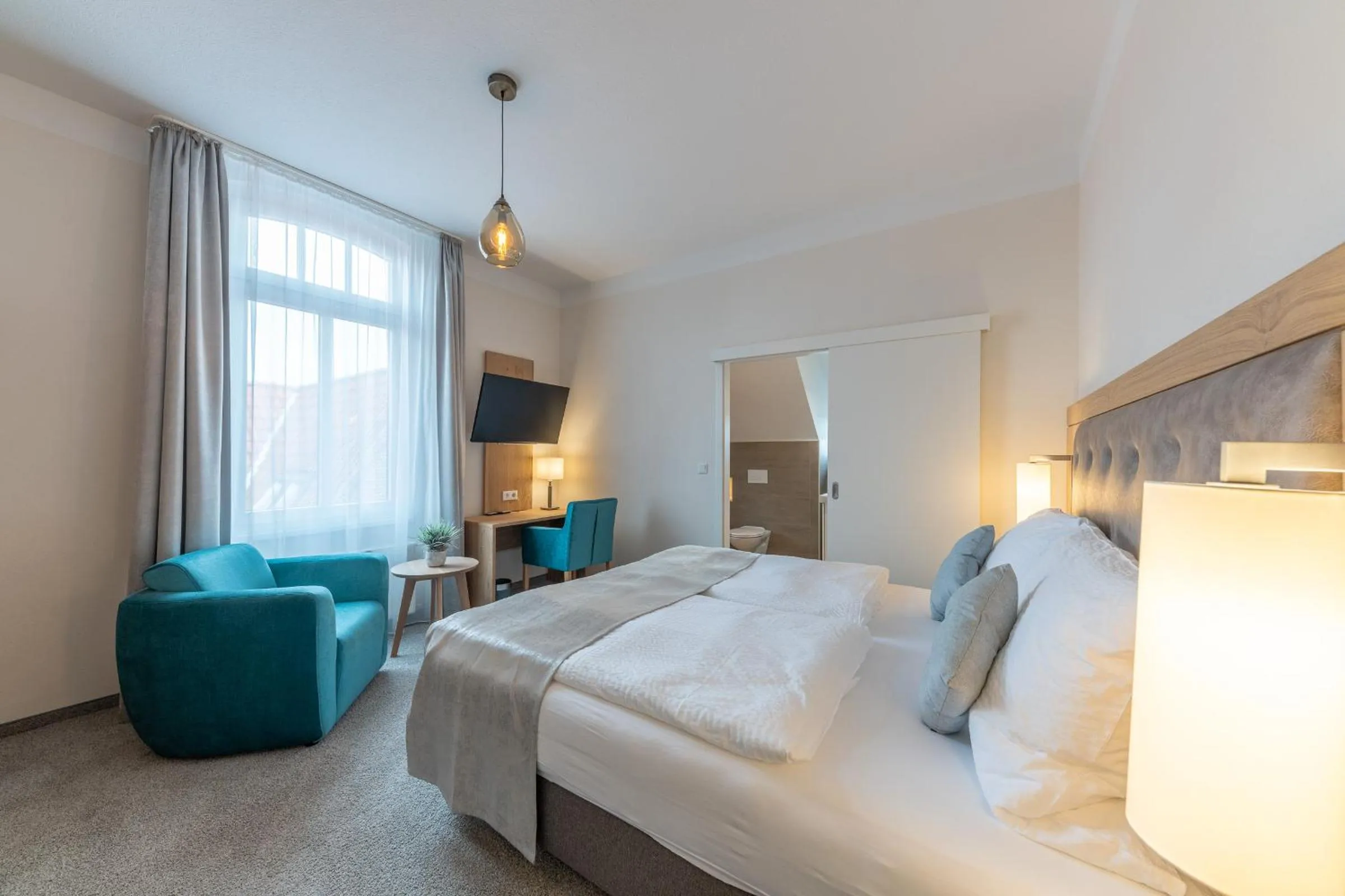 Photo of the whole room, Bed in 24/7 Selfcheckin