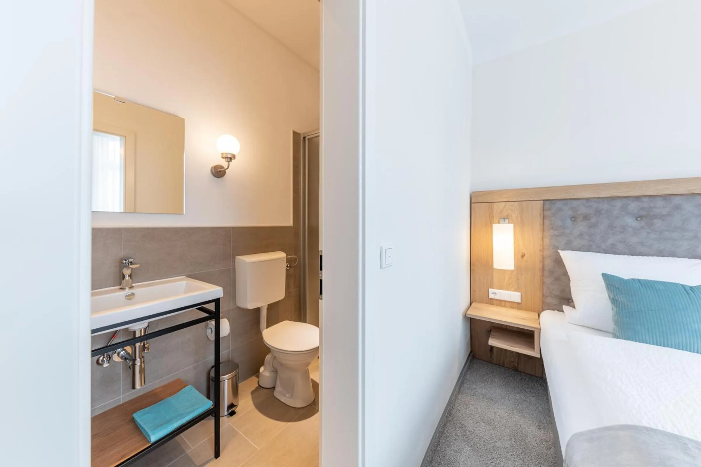 Photo of the whole room, Bed in 24/7 Selfcheckin