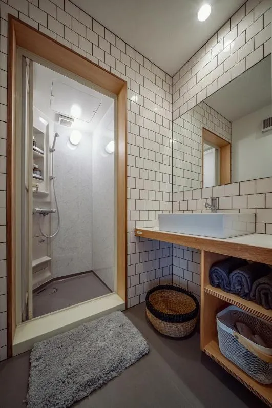 Shower in HOUS-AGALonomichi