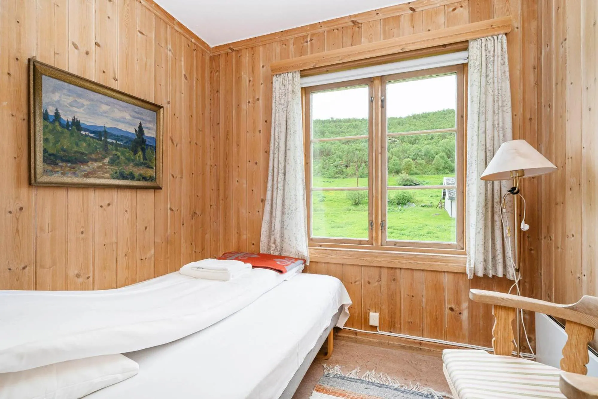 Bed in Kongsvold Fjeldstue by Frich`s