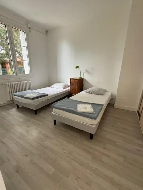 Bedroom, Bed in Hebergements le Camp d'Auneau - Leboudubout Bedroom, Bed in Hebergements le Camp d'Auneau - Leboudubout