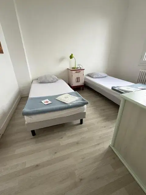 Bedroom, Bed in Hebergements le Camp d'Auneau - Leboudubout Bedroom, Bed in Hebergements le Camp d'Auneau - Leboudubout