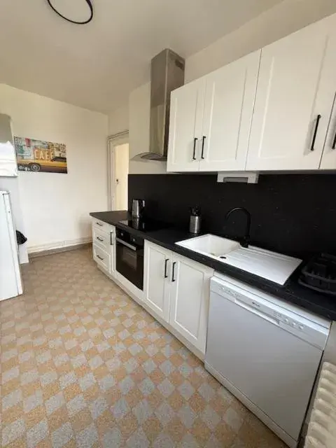 Kitchen or kitchenette in Hebergements le Camp d'Auneau - Leboudubout Kitchen or kitchenette in Hebergements le Camp d'Auneau - Leboudubout