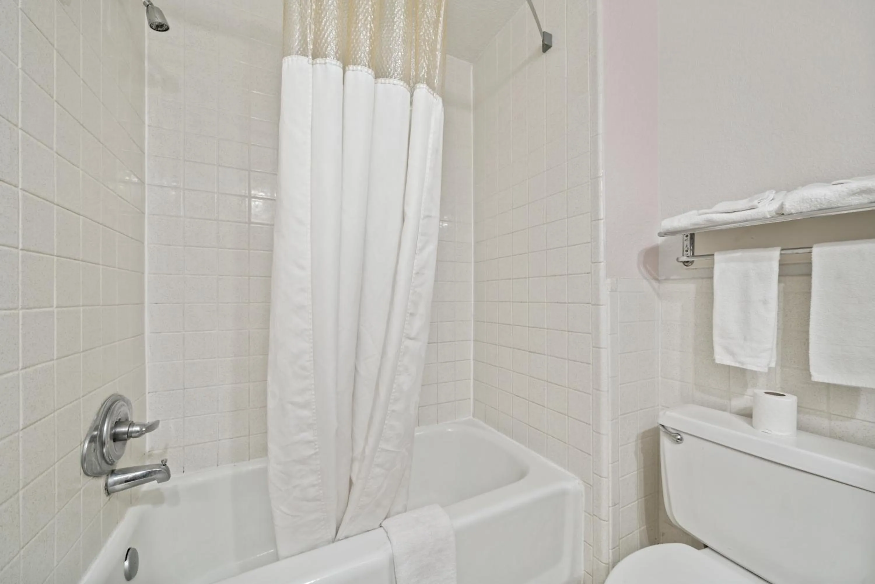 Bath in Americas Best Value Inn & Suites Brenham