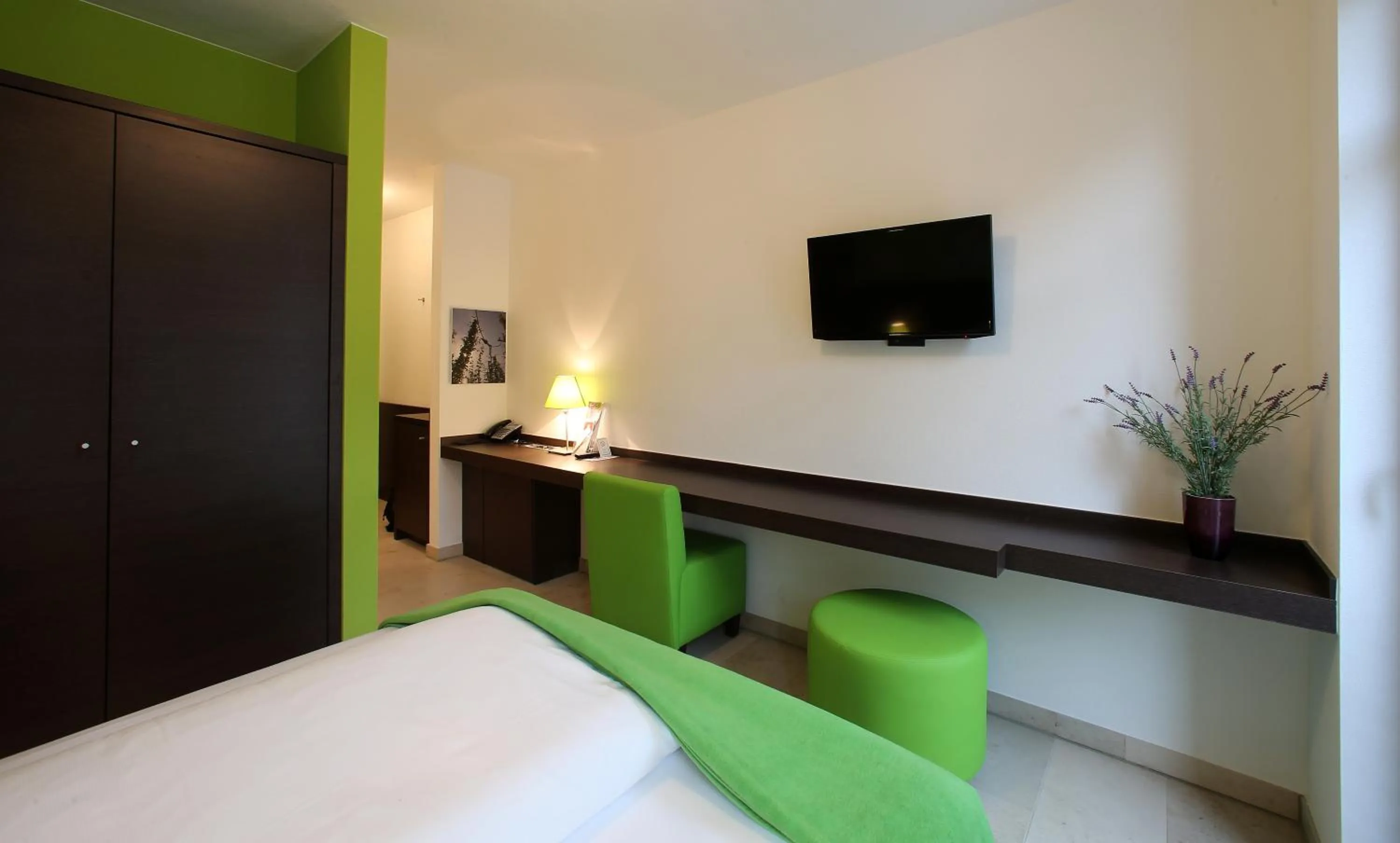 Photo of the whole room, Bed in KH Hotel mit Restaurant