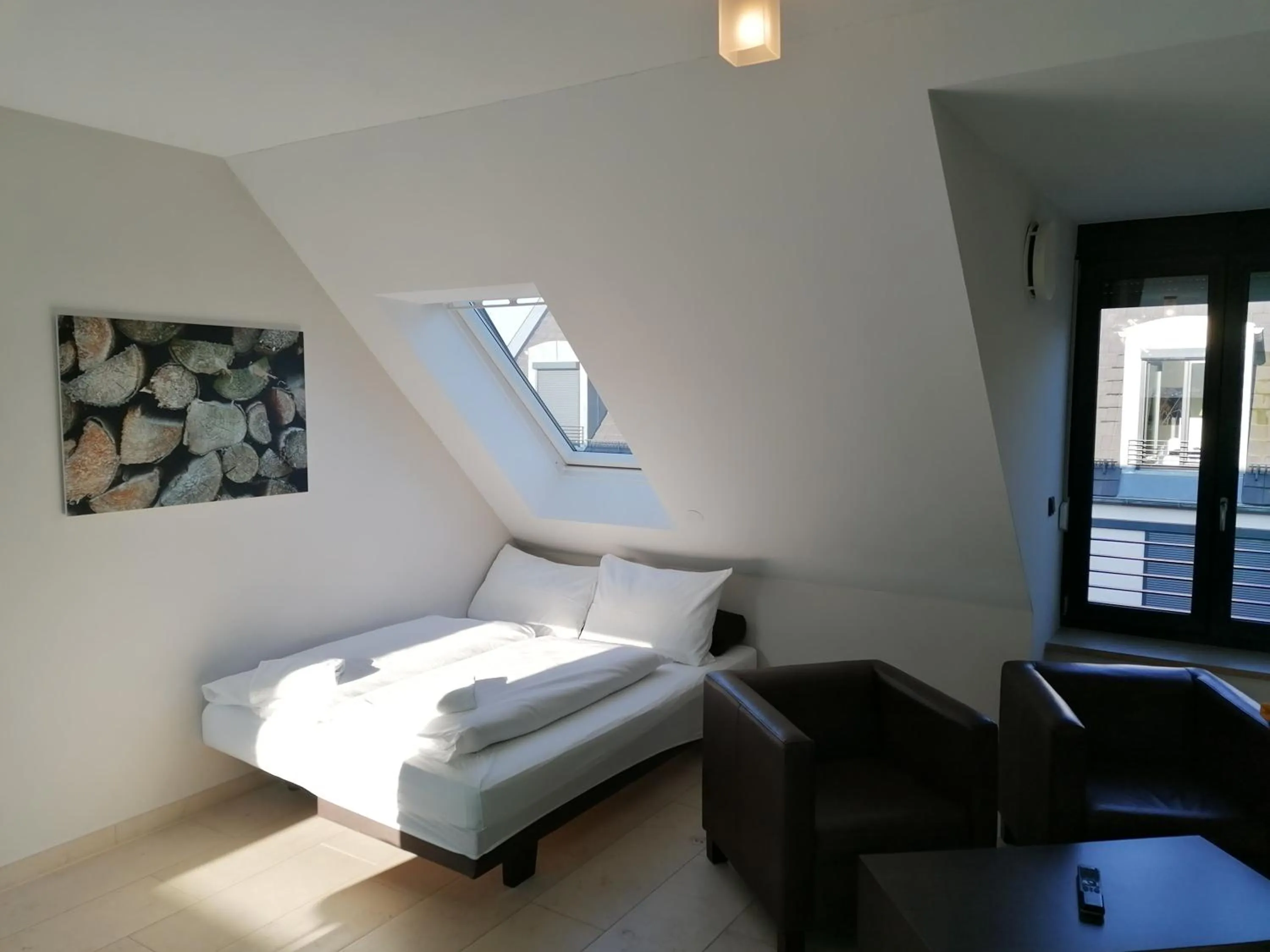 Bed in KH Hotel mit Restaurant