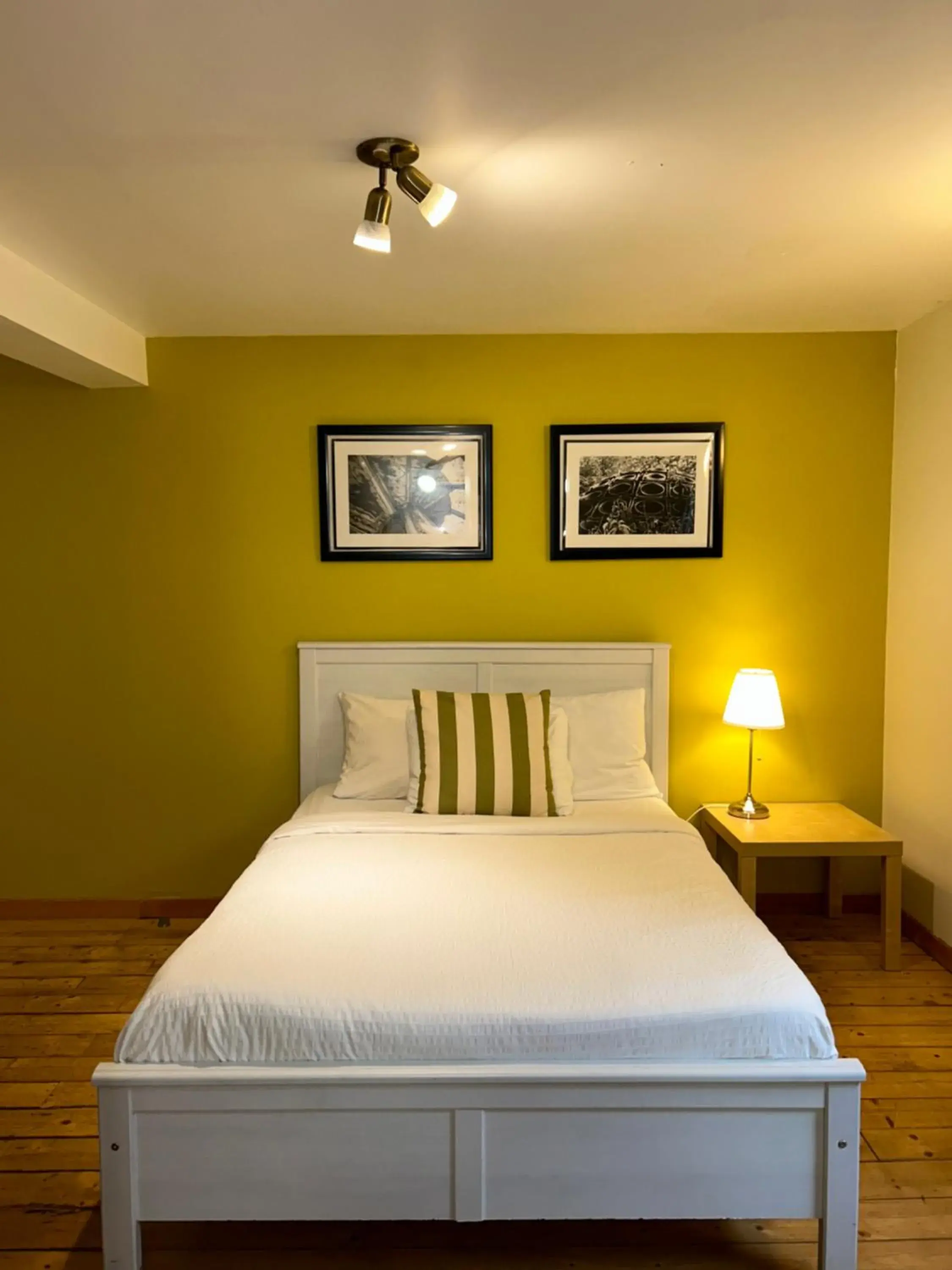Double Room with Private Bathroom in Auberge Internationale de Rivière-du-Loup O76381 Double Room with Private Bathroom in Auberge Internationale de Rivière-du-Loup O76381