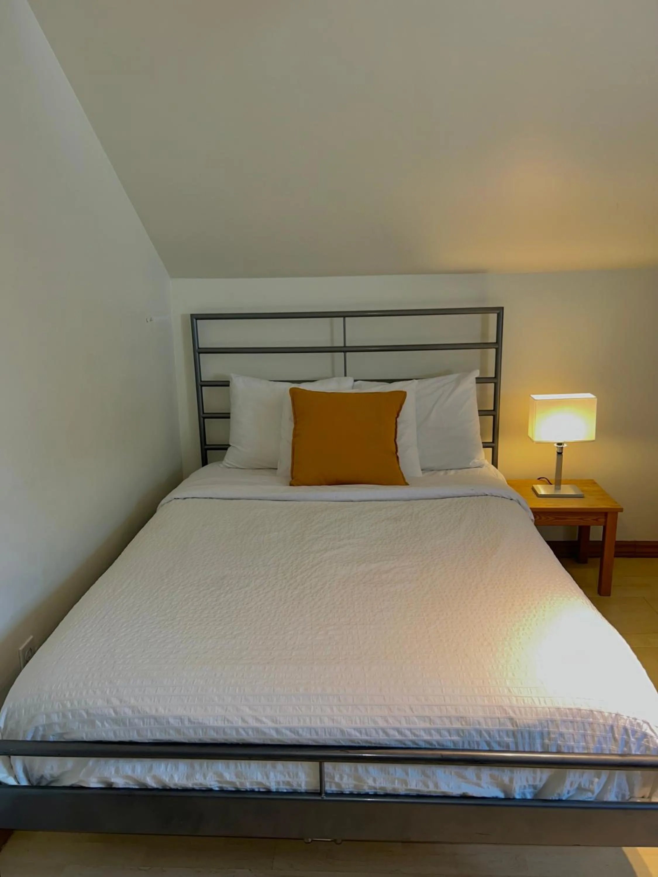 Double Room with Shared Bathroom in Auberge Internationale de Rivière-du-Loup O76381