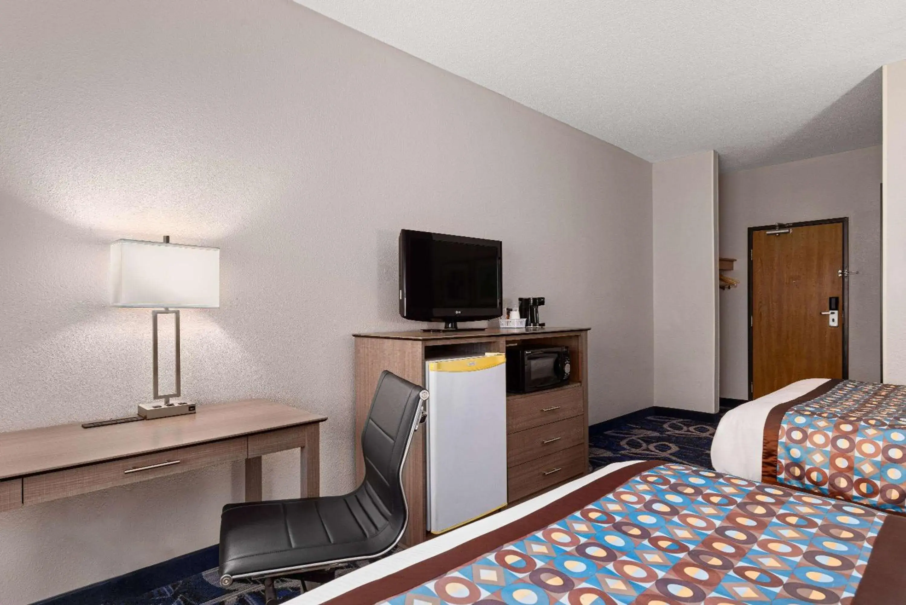 Photo of the whole room, Bed in Baymont by Wyndham Waterloo Photo of the whole room, Bed in Baymont by Wyndham Waterloo