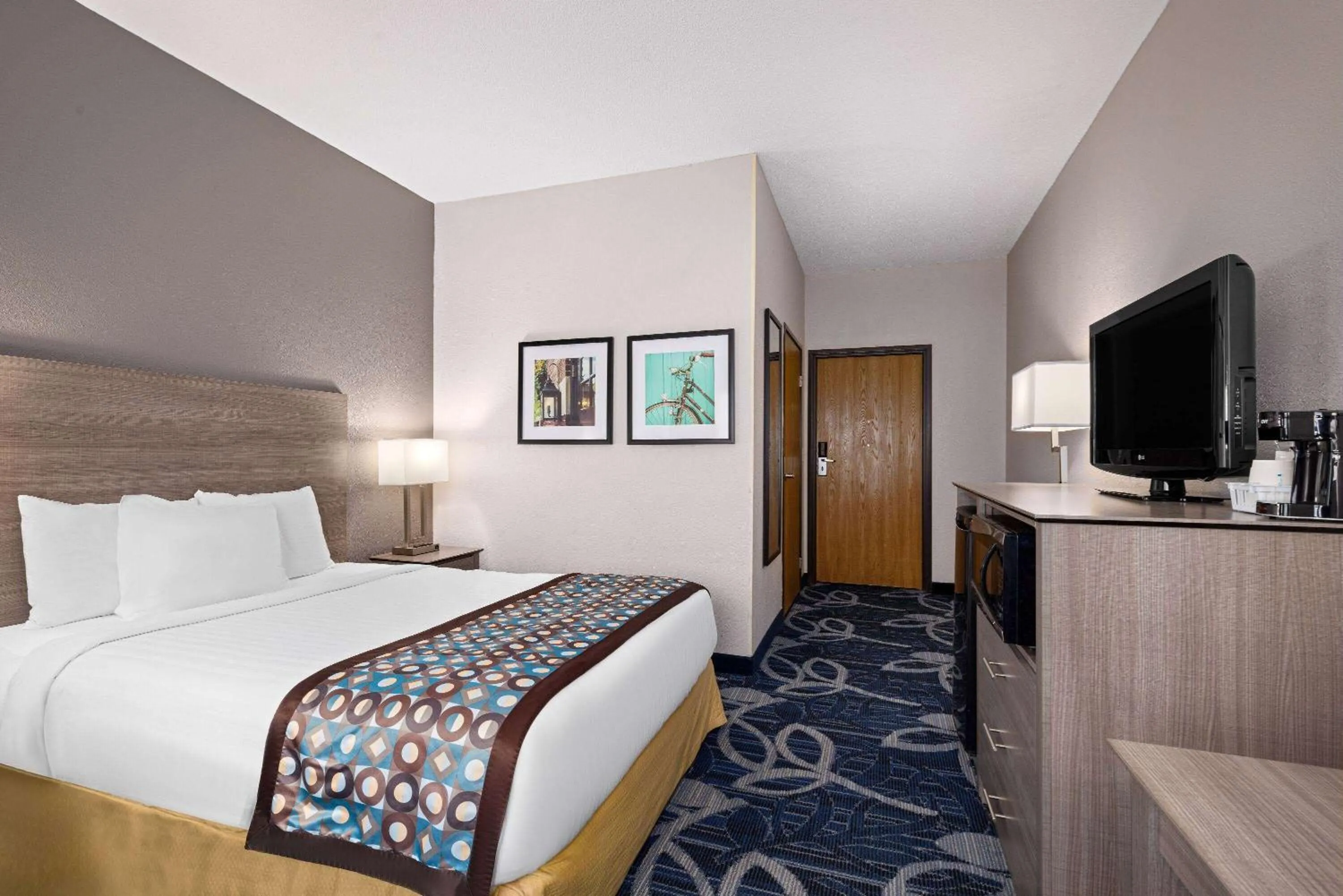 Photo of the whole room, Bed in Baymont by Wyndham Waterloo