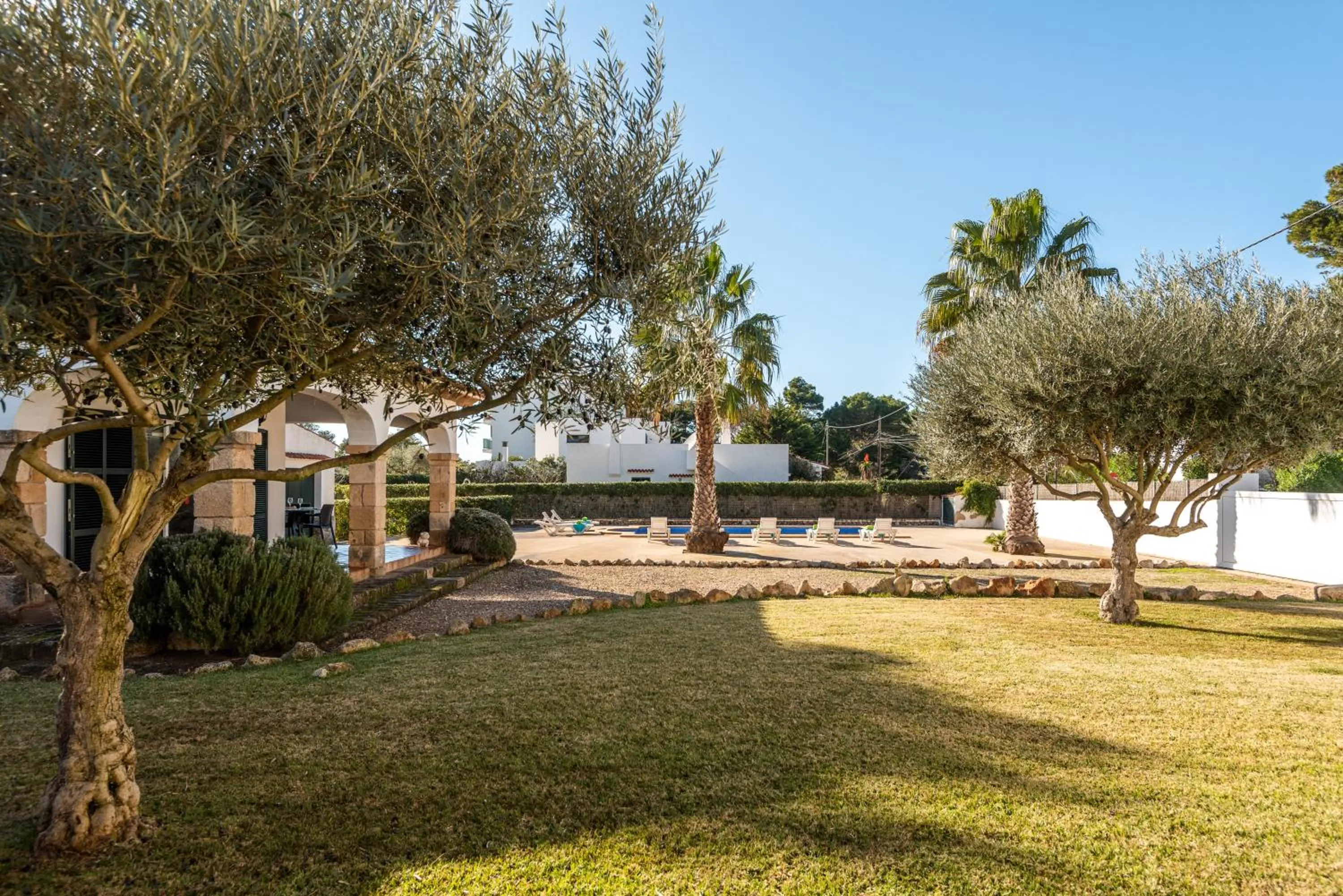 Garden in Villa Binisaret I by Mauter Villas