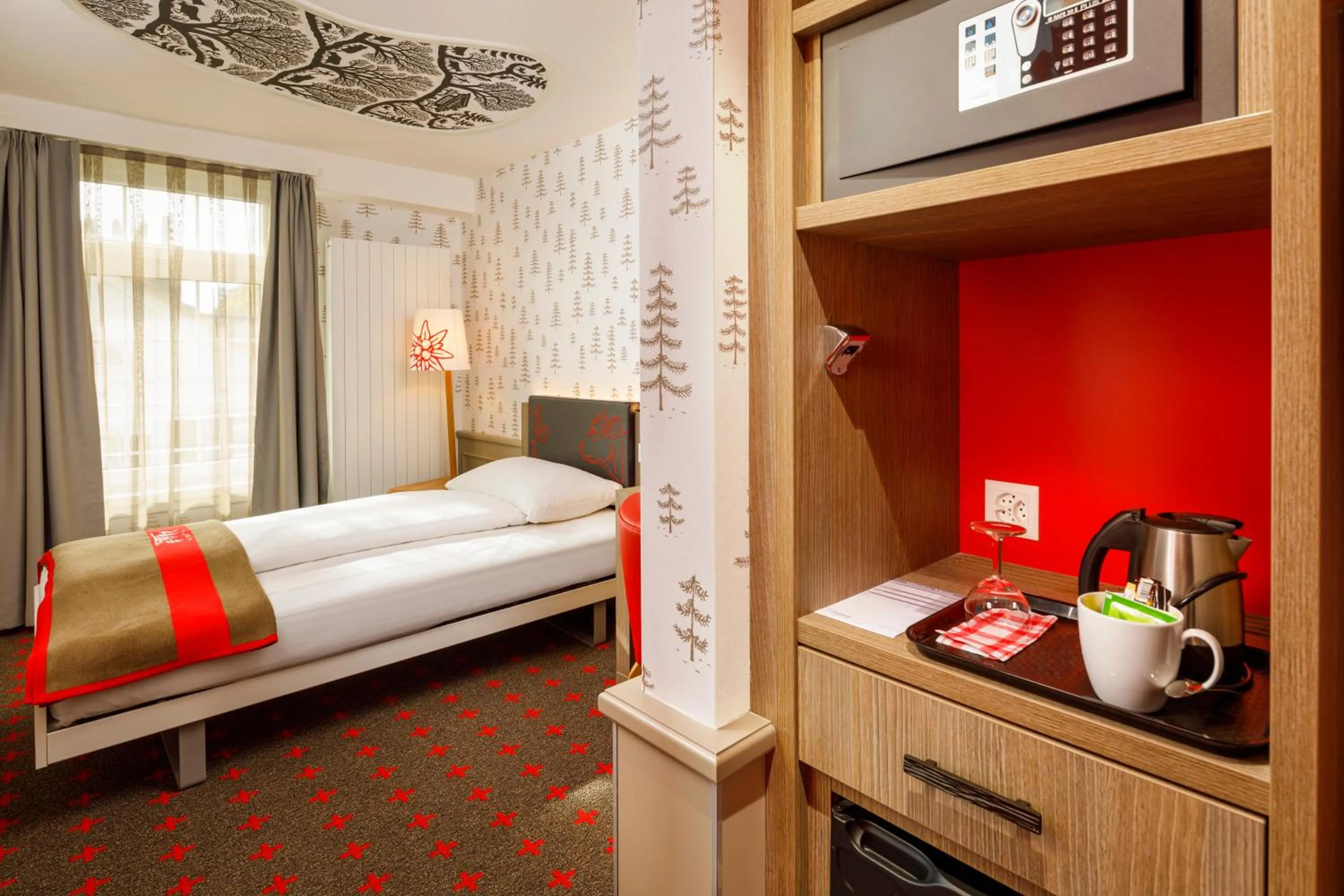 Photo of the whole room, Bed in Swiss Night by Fassbind