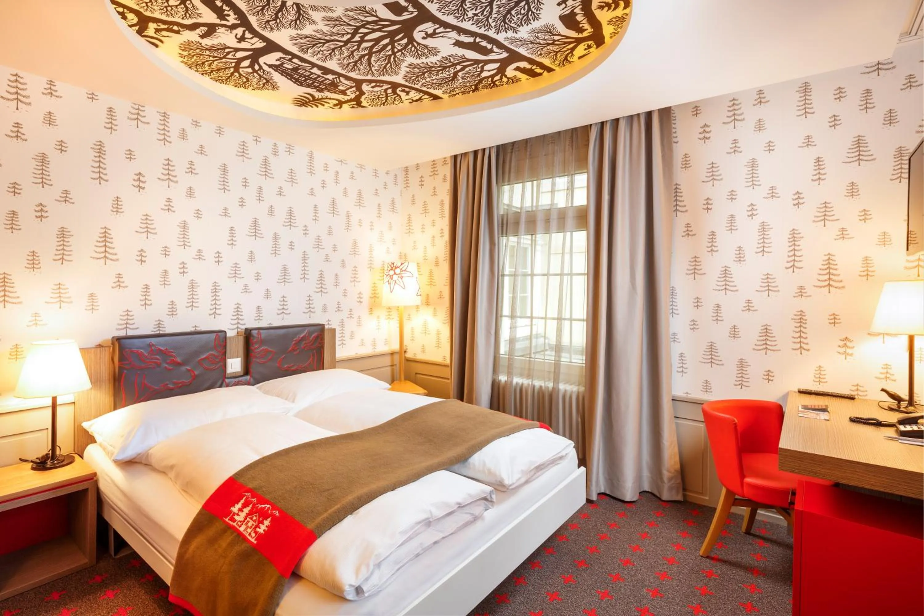 Photo of the whole room, Bed in Swiss Night by Fassbind