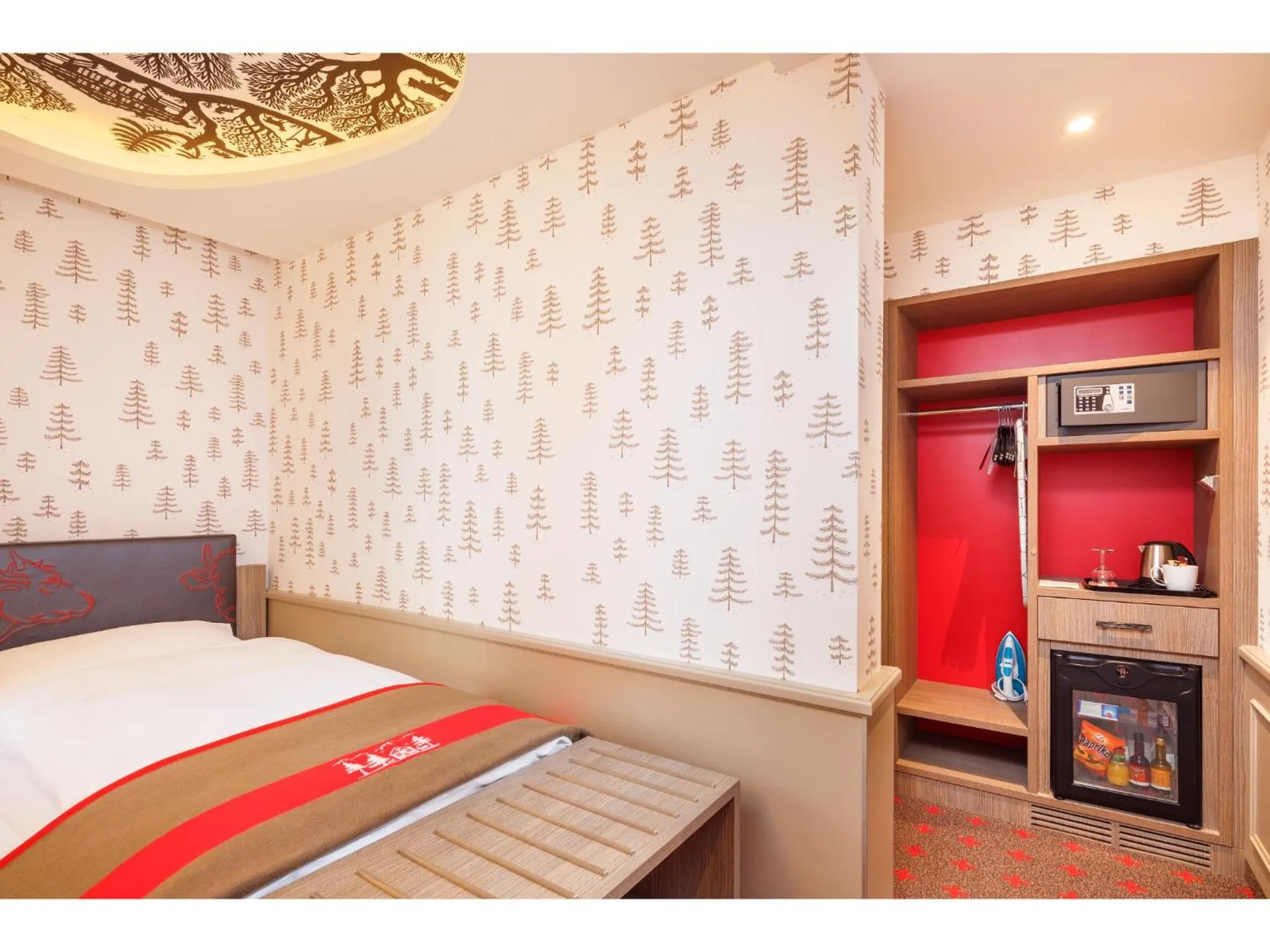 Photo of the whole room, Bed in Swiss Night by Fassbind