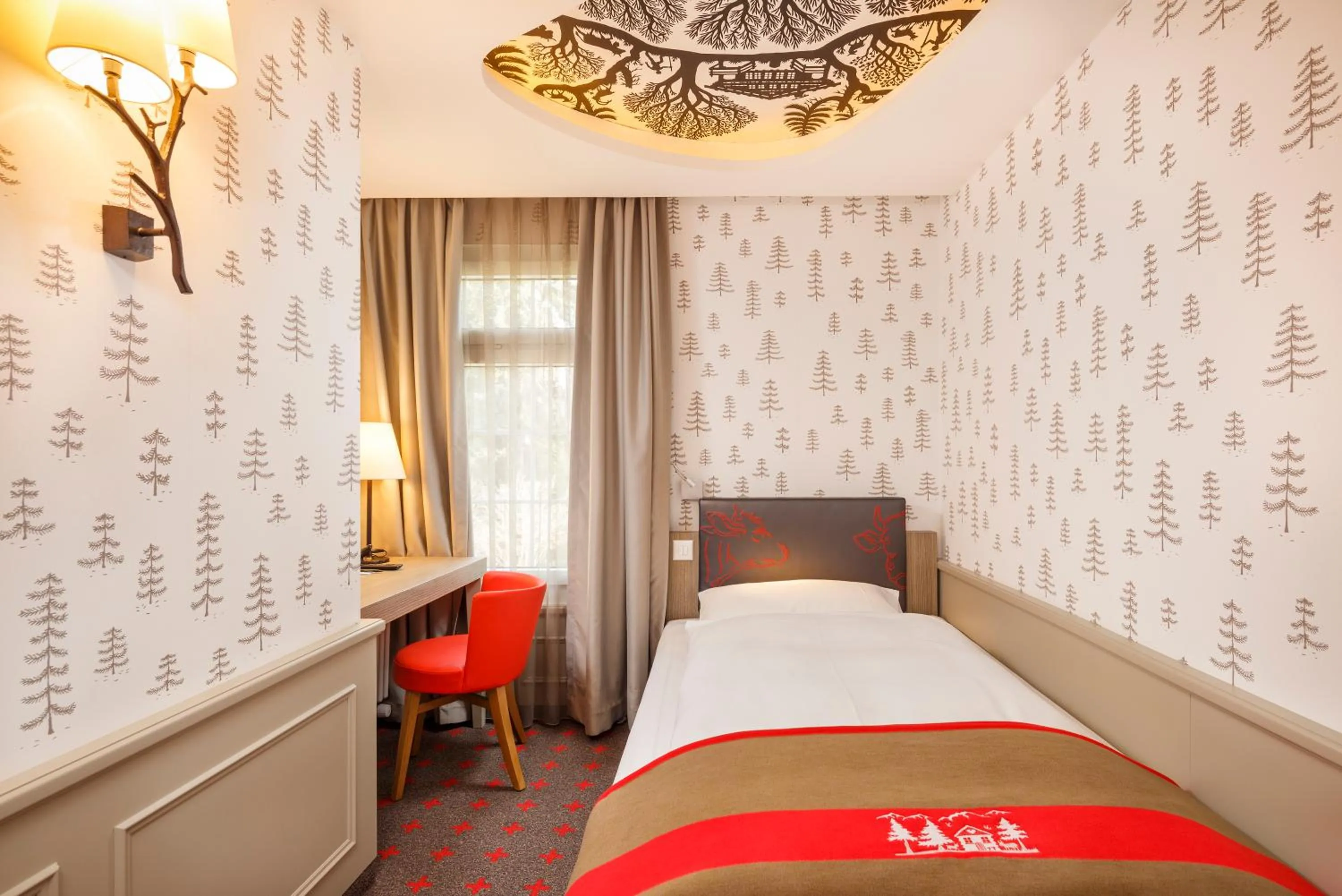 Photo of the whole room, Bed in Swiss Night by Fassbind